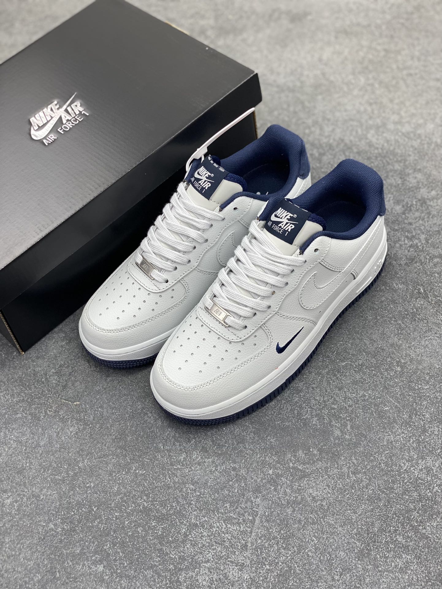 图片[8]-Air Force 1\’ 07 深蓝小勾 原楦头原纸板 打造纯正空军版型 专注外贸渠道 全掌内置蜂窝气垫 #原盒配件 原厂中底钢印、拉帮完美 货号：HM9483-001 尺码：36 36.5 37.5 38 38.5 39 40 40.5 41 42 42.5 43 44 44.5 45-选品中心