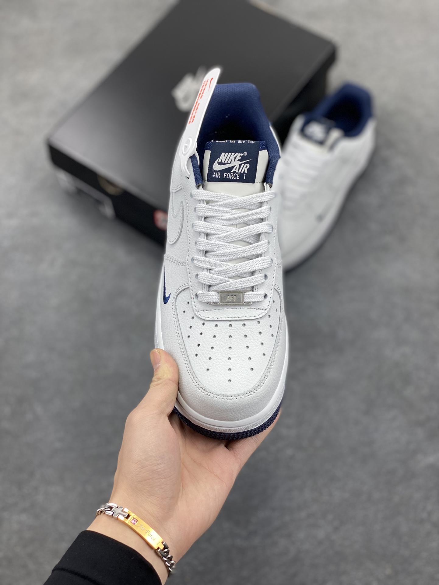 图片[2]-Air Force 1\’ 07 深蓝小勾 原楦头原纸板 打造纯正空军版型 专注外贸渠道 全掌内置蜂窝气垫 #原盒配件 原厂中底钢印、拉帮完美 货号：HM9483-001 尺码：36 36.5 37.5 38 38.5 39 40 40.5 41 42 42.5 43 44 44.5 45-选品中心