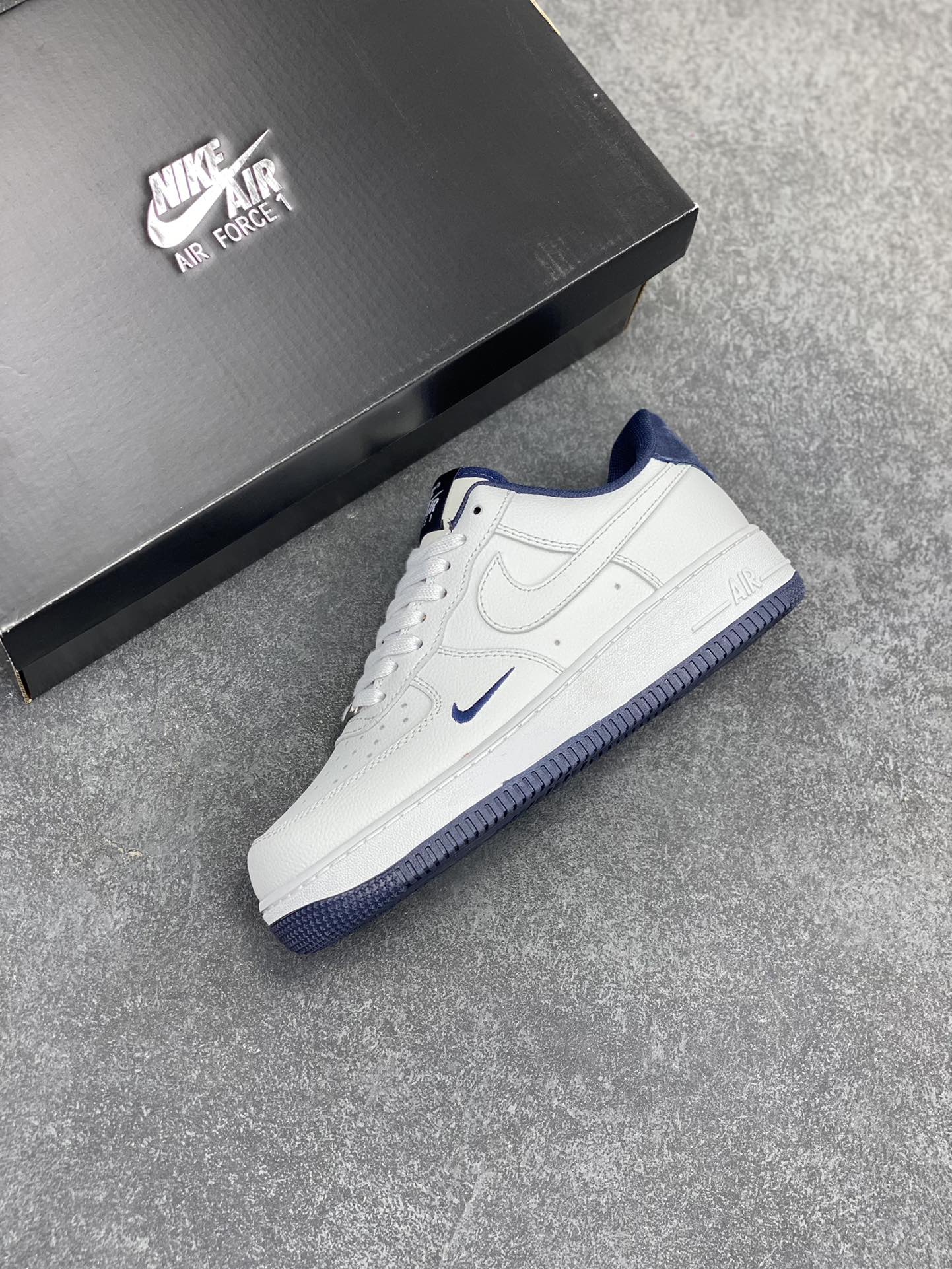 图片[7]-Air Force 1\’ 07 深蓝小勾 原楦头原纸板 打造纯正空军版型 专注外贸渠道 全掌内置蜂窝气垫 #原盒配件 原厂中底钢印、拉帮完美 货号：HM9483-001 尺码：36 36.5 37.5 38 38.5 39 40 40.5 41 42 42.5 43 44 44.5 45-选品中心