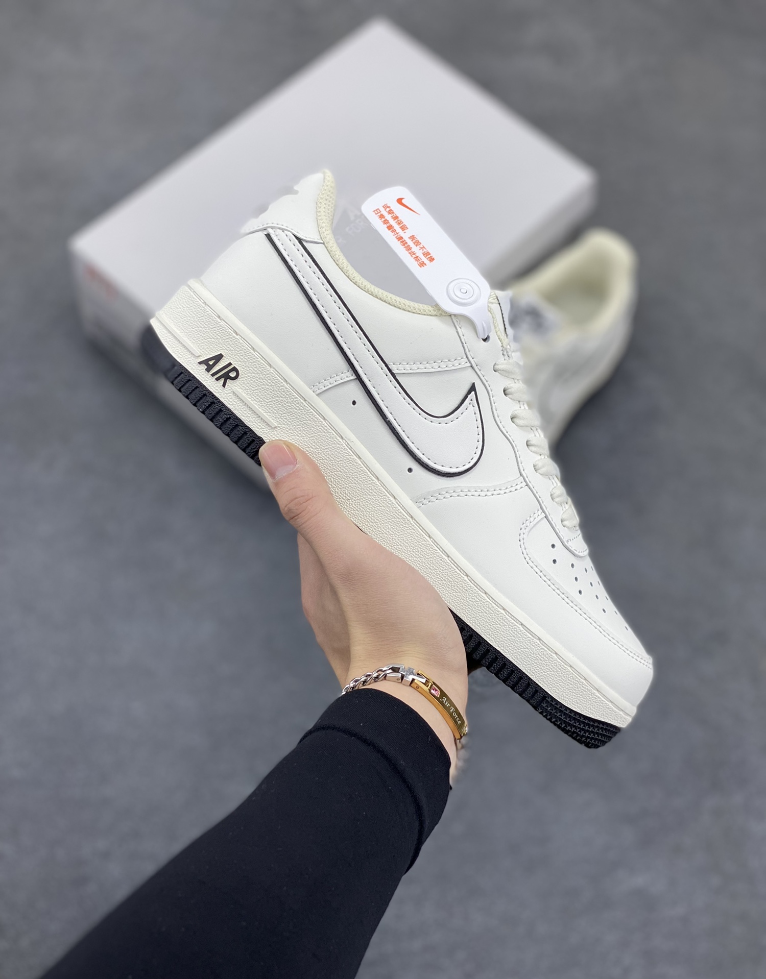 Nike Air Force 1 Low \’07 白 黑低帮空军一号休闲板鞋 定制皮料 原楦原纸板 纯正版型 原装鞋盒 清洁度完美 内置全掌气垫 货号:DZ2799-121 尺码:36 36.5 37.5 38 38.5 39 40 40.5 41 42 42.5 43 44 44.5 45-选品中心