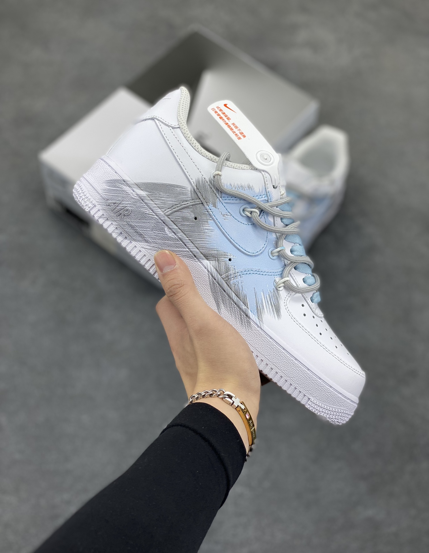 “蓝色风暴”✨订制空军一号板鞋 该定制版球鞋选用原鞋款为Nike Air Force 1\'07空军一号低帮休，设计灵感来源于风暴，鞋身以灰蓝为主色调，象征风暴中天空的深邃与变幻，营造出强烈的视觉冲击力。通过纯手绘在鞋面上实现了类似刷漆的涂鸦效果，搭配解构风双鞋带，潮流属性表! 货号：YY2024-626 尺码：36 36.5 37.5 38 38.5 39 40 40.5 41 42 42.5 43 44 44.5 45-选品中心