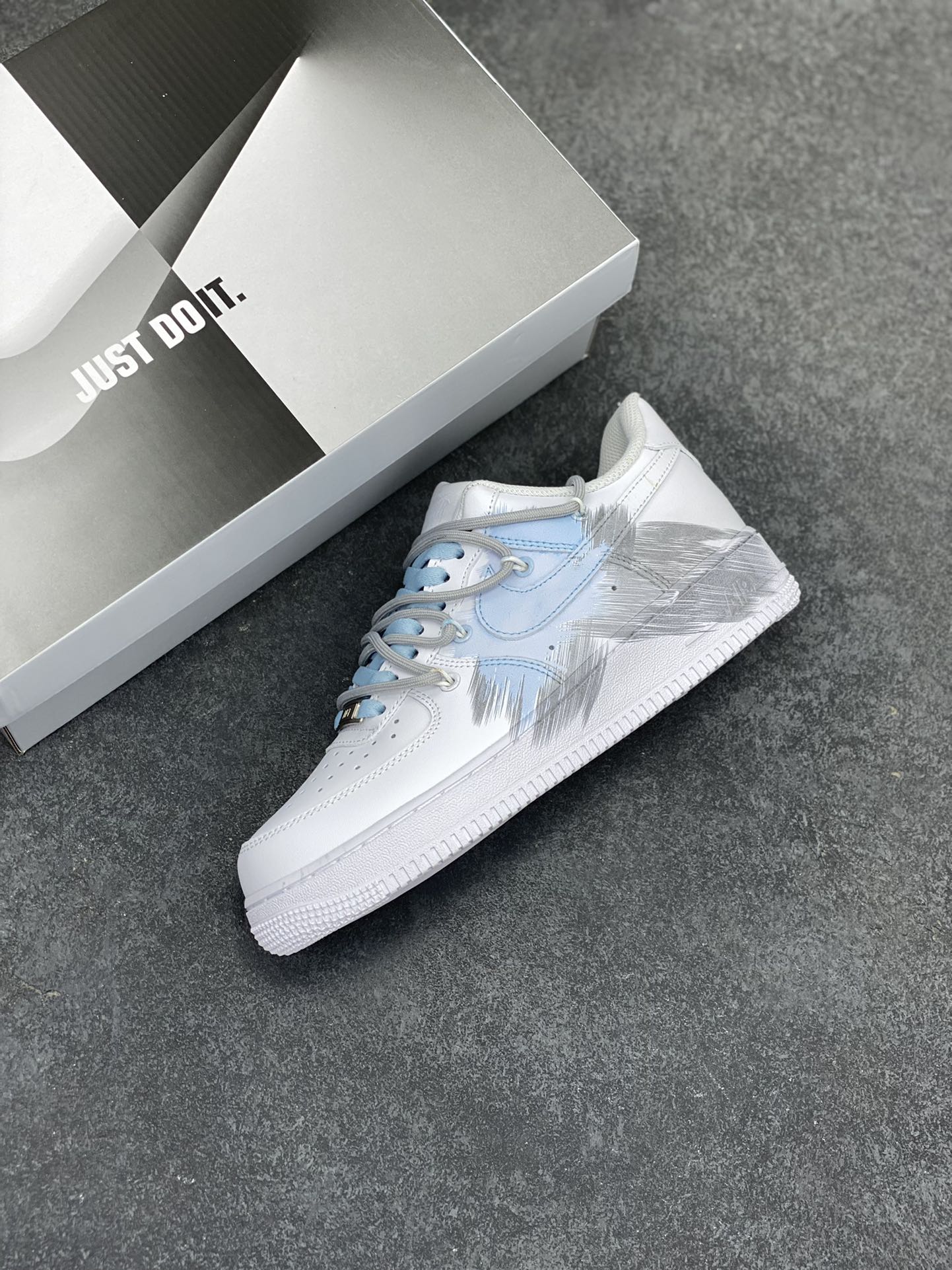 图片[7]-“蓝色风暴”✨订制空军一号板鞋 该定制版球鞋选用原鞋款为Nike Air Force 1\’07空军一号低帮休，设计灵感来源于风暴，鞋身以灰蓝为主色调，象征风暴中天空的深邃与变幻，营造出强烈的视觉冲击力。通过纯手绘在鞋面上实现了类似刷漆的涂鸦效果，搭配解构风双鞋带，潮流属性表! 货号：YY2024-626 尺码：36 36.5 37.5 38 38.5 39 40 40.5 41 42 42.5 43 44 44.5 45-选品中心