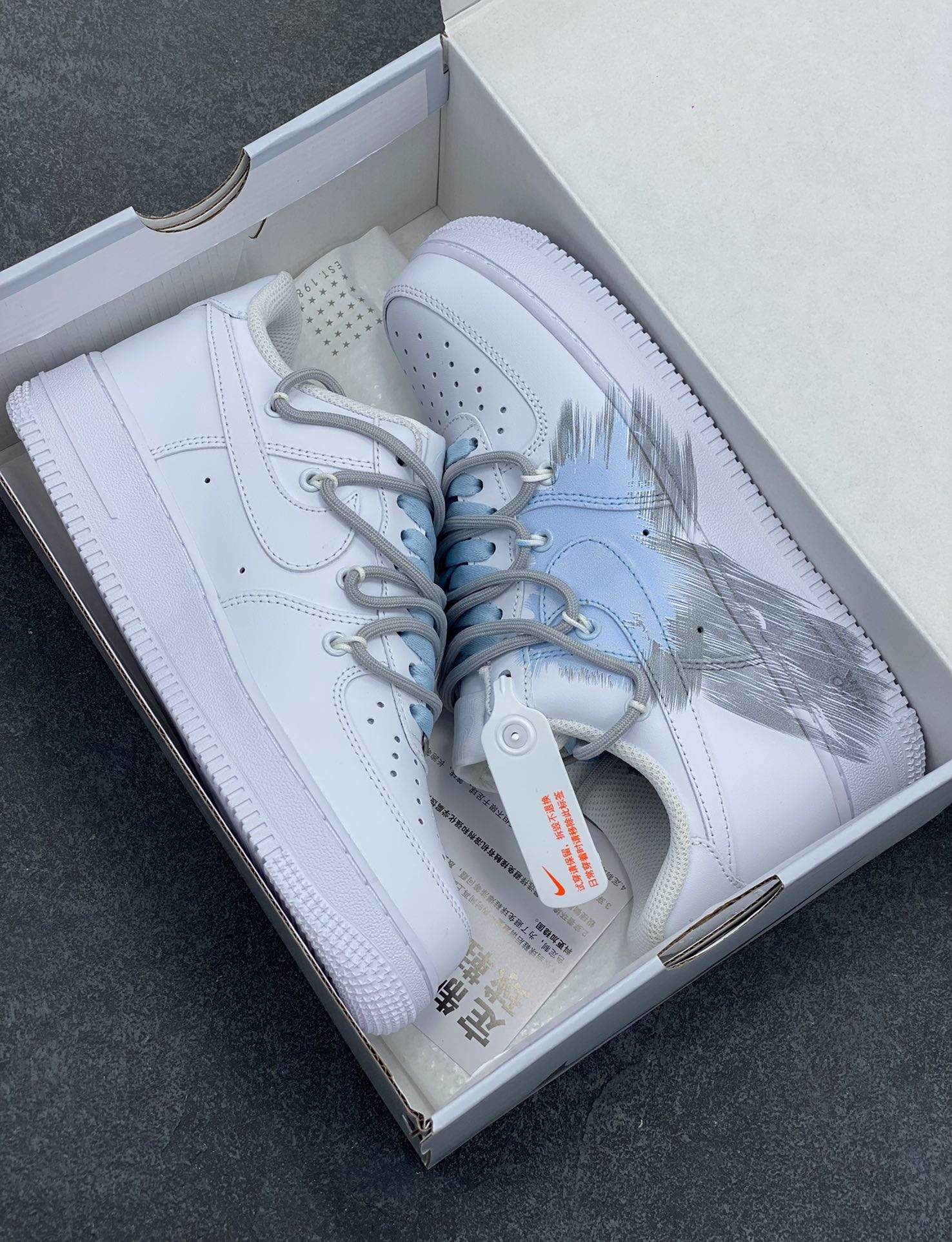 图片[9]-“蓝色风暴”✨订制空军一号板鞋 该定制版球鞋选用原鞋款为Nike Air Force 1\’07空军一号低帮休，设计灵感来源于风暴，鞋身以灰蓝为主色调，象征风暴中天空的深邃与变幻，营造出强烈的视觉冲击力。通过纯手绘在鞋面上实现了类似刷漆的涂鸦效果，搭配解构风双鞋带，潮流属性表! 货号：YY2024-626 尺码：36 36.5 37.5 38 38.5 39 40 40.5 41 42 42.5 43 44 44.5 45-选品中心
