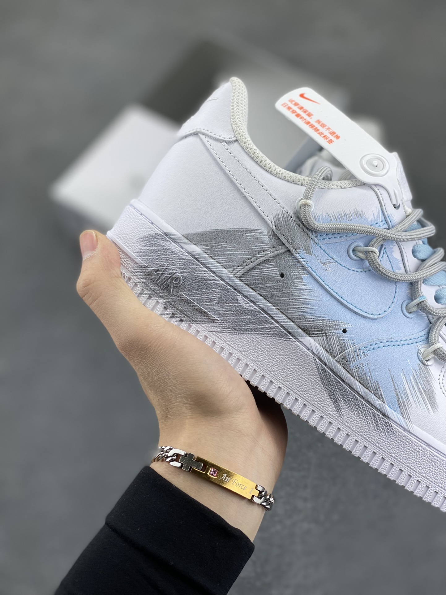 图片[6]-“蓝色风暴”✨订制空军一号板鞋 该定制版球鞋选用原鞋款为Nike Air Force 1\’07空军一号低帮休，设计灵感来源于风暴，鞋身以灰蓝为主色调，象征风暴中天空的深邃与变幻，营造出强烈的视觉冲击力。通过纯手绘在鞋面上实现了类似刷漆的涂鸦效果，搭配解构风双鞋带，潮流属性表! 货号：YY2024-626 尺码：36 36.5 37.5 38 38.5 39 40 40.5 41 42 42.5 43 44 44.5 45-选品中心