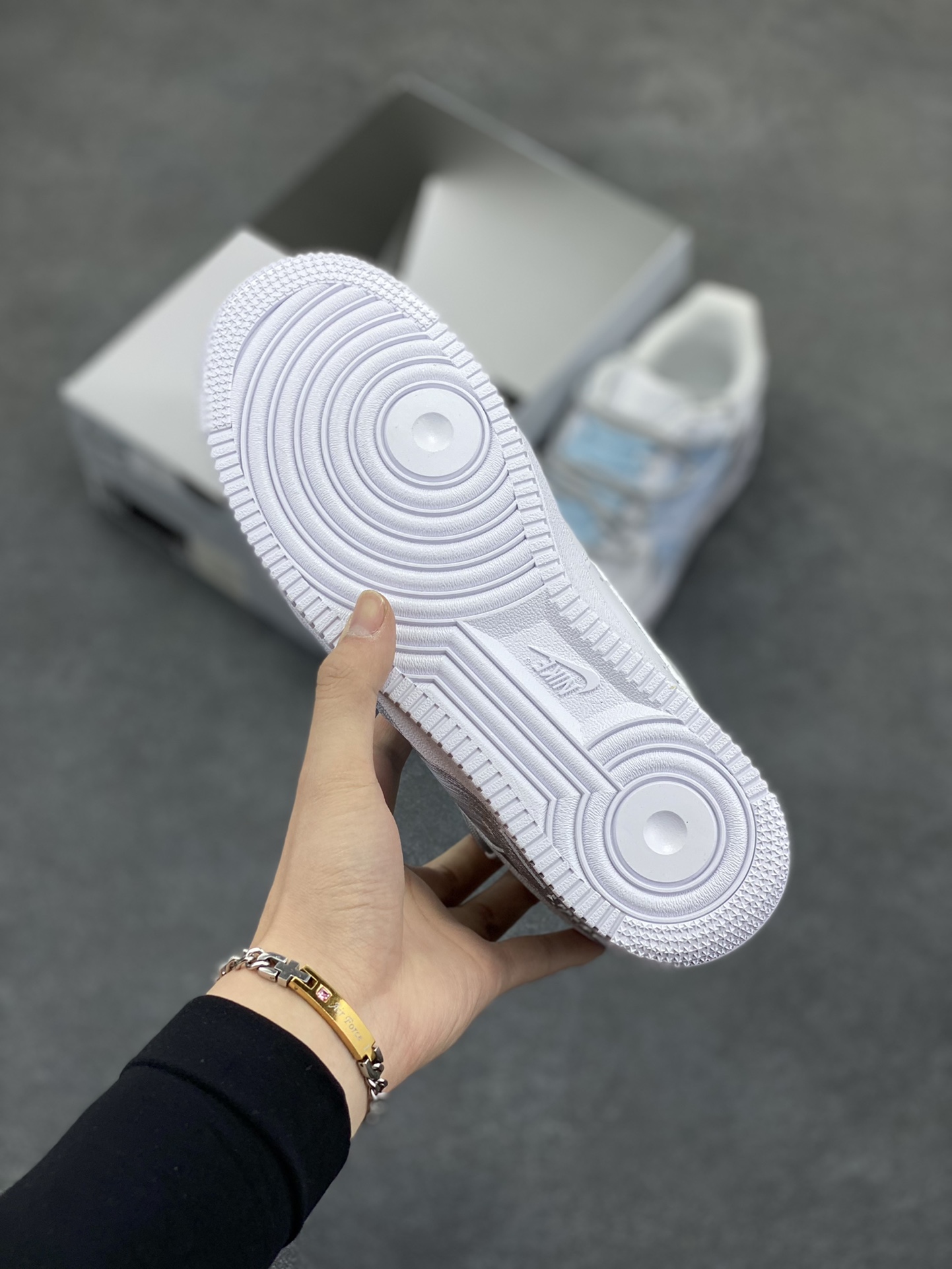 图片[5]-“蓝色风暴”✨订制空军一号板鞋 该定制版球鞋选用原鞋款为Nike Air Force 1\’07空军一号低帮休，设计灵感来源于风暴，鞋身以灰蓝为主色调，象征风暴中天空的深邃与变幻，营造出强烈的视觉冲击力。通过纯手绘在鞋面上实现了类似刷漆的涂鸦效果，搭配解构风双鞋带，潮流属性表! 货号：YY2024-626 尺码：36 36.5 37.5 38 38.5 39 40 40.5 41 42 42.5 43 44 44.5 45-选品中心