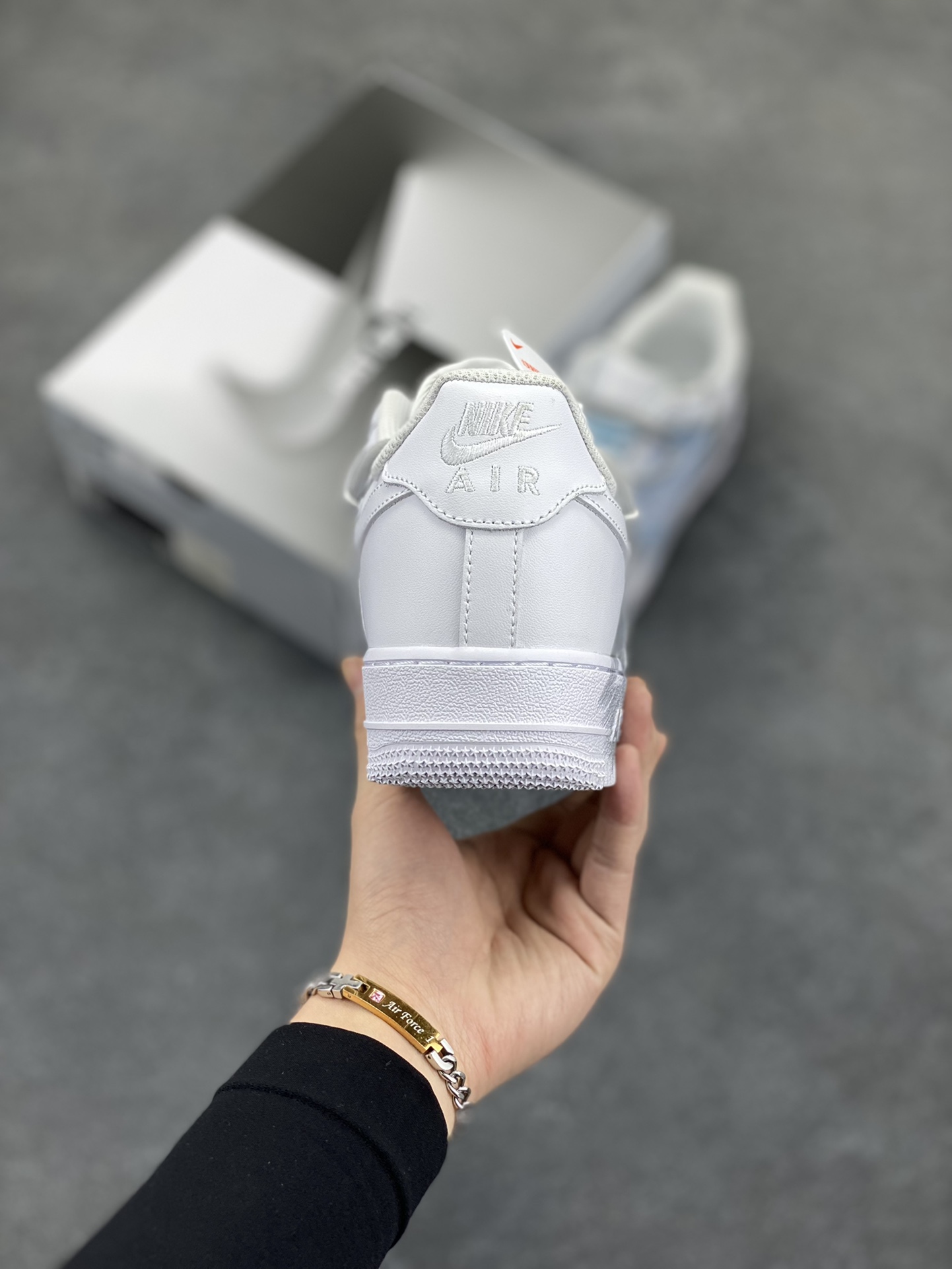 图片[4]-“蓝色风暴”✨订制空军一号板鞋 该定制版球鞋选用原鞋款为Nike Air Force 1\’07空军一号低帮休，设计灵感来源于风暴，鞋身以灰蓝为主色调，象征风暴中天空的深邃与变幻，营造出强烈的视觉冲击力。通过纯手绘在鞋面上实现了类似刷漆的涂鸦效果，搭配解构风双鞋带，潮流属性表! 货号：YY2024-626 尺码：36 36.5 37.5 38 38.5 39 40 40.5 41 42 42.5 43 44 44.5 45-选品中心