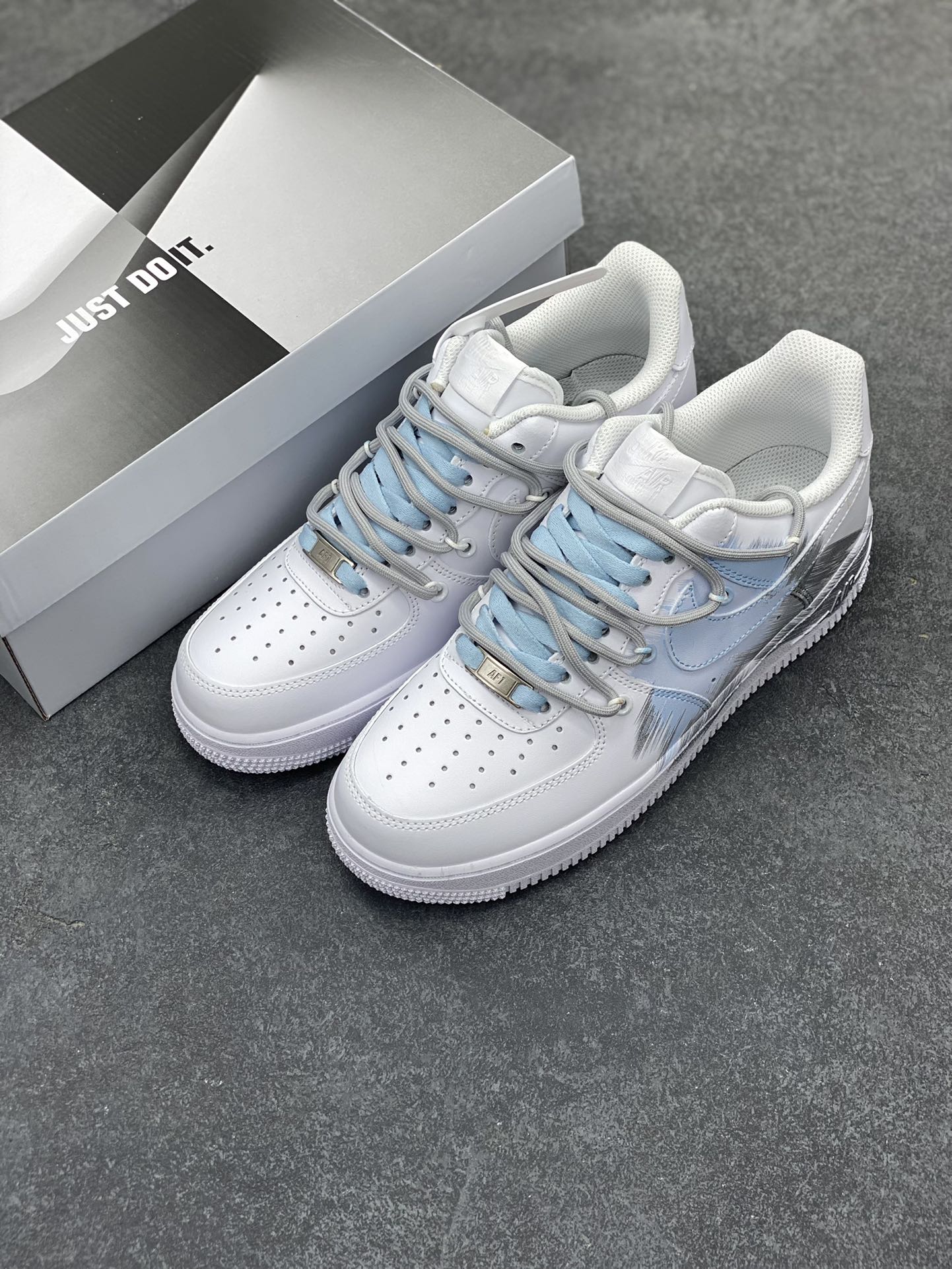 图片[8]-“蓝色风暴”✨订制空军一号板鞋 该定制版球鞋选用原鞋款为Nike Air Force 1\’07空军一号低帮休，设计灵感来源于风暴，鞋身以灰蓝为主色调，象征风暴中天空的深邃与变幻，营造出强烈的视觉冲击力。通过纯手绘在鞋面上实现了类似刷漆的涂鸦效果，搭配解构风双鞋带，潮流属性表! 货号：YY2024-626 尺码：36 36.5 37.5 38 38.5 39 40 40.5 41 42 42.5 43 44 44.5 45-选品中心