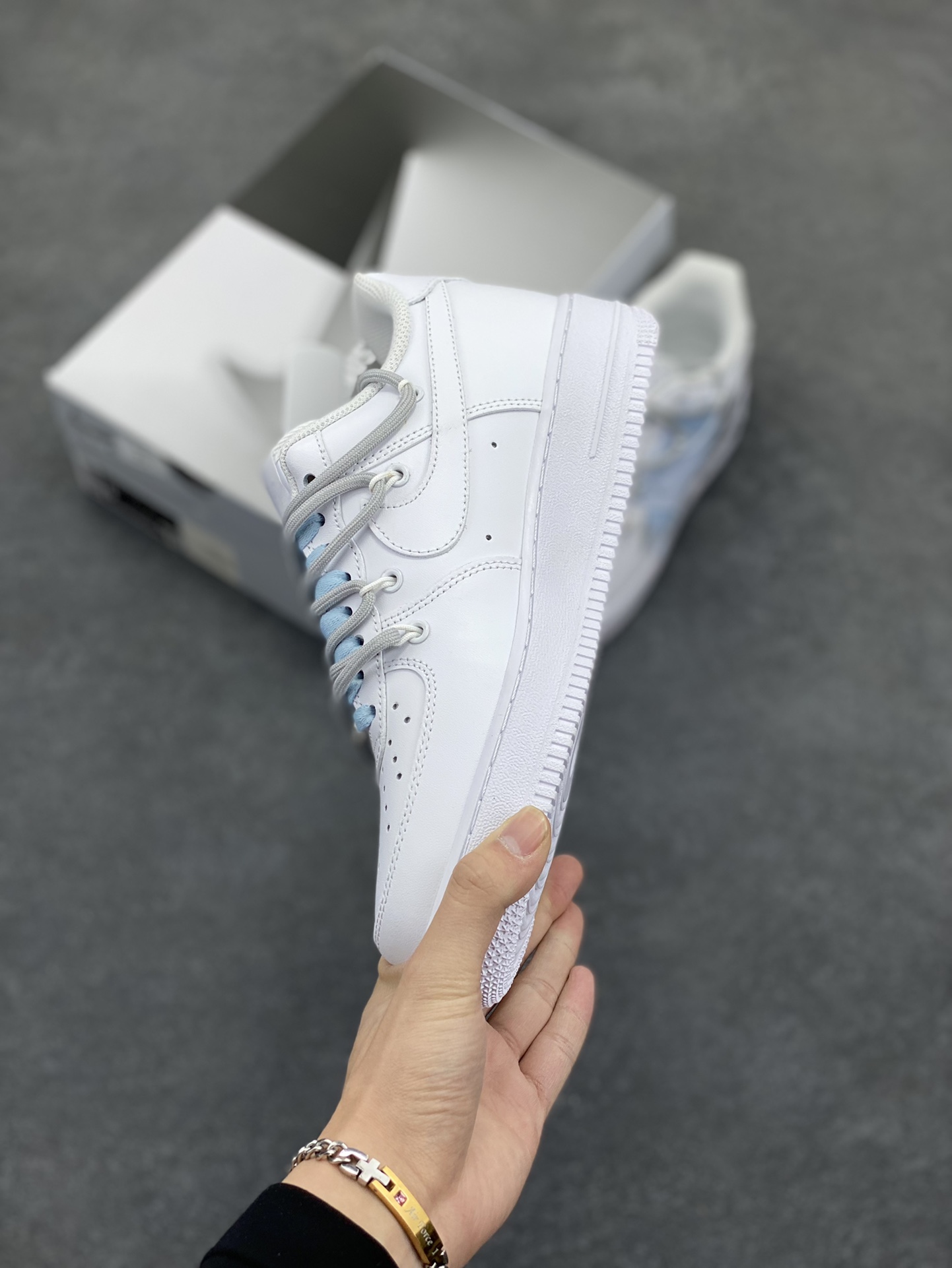 图片[3]-“蓝色风暴”✨订制空军一号板鞋 该定制版球鞋选用原鞋款为Nike Air Force 1\’07空军一号低帮休，设计灵感来源于风暴，鞋身以灰蓝为主色调，象征风暴中天空的深邃与变幻，营造出强烈的视觉冲击力。通过纯手绘在鞋面上实现了类似刷漆的涂鸦效果，搭配解构风双鞋带，潮流属性表! 货号：YY2024-626 尺码：36 36.5 37.5 38 38.5 39 40 40.5 41 42 42.5 43 44 44.5 45-选品中心