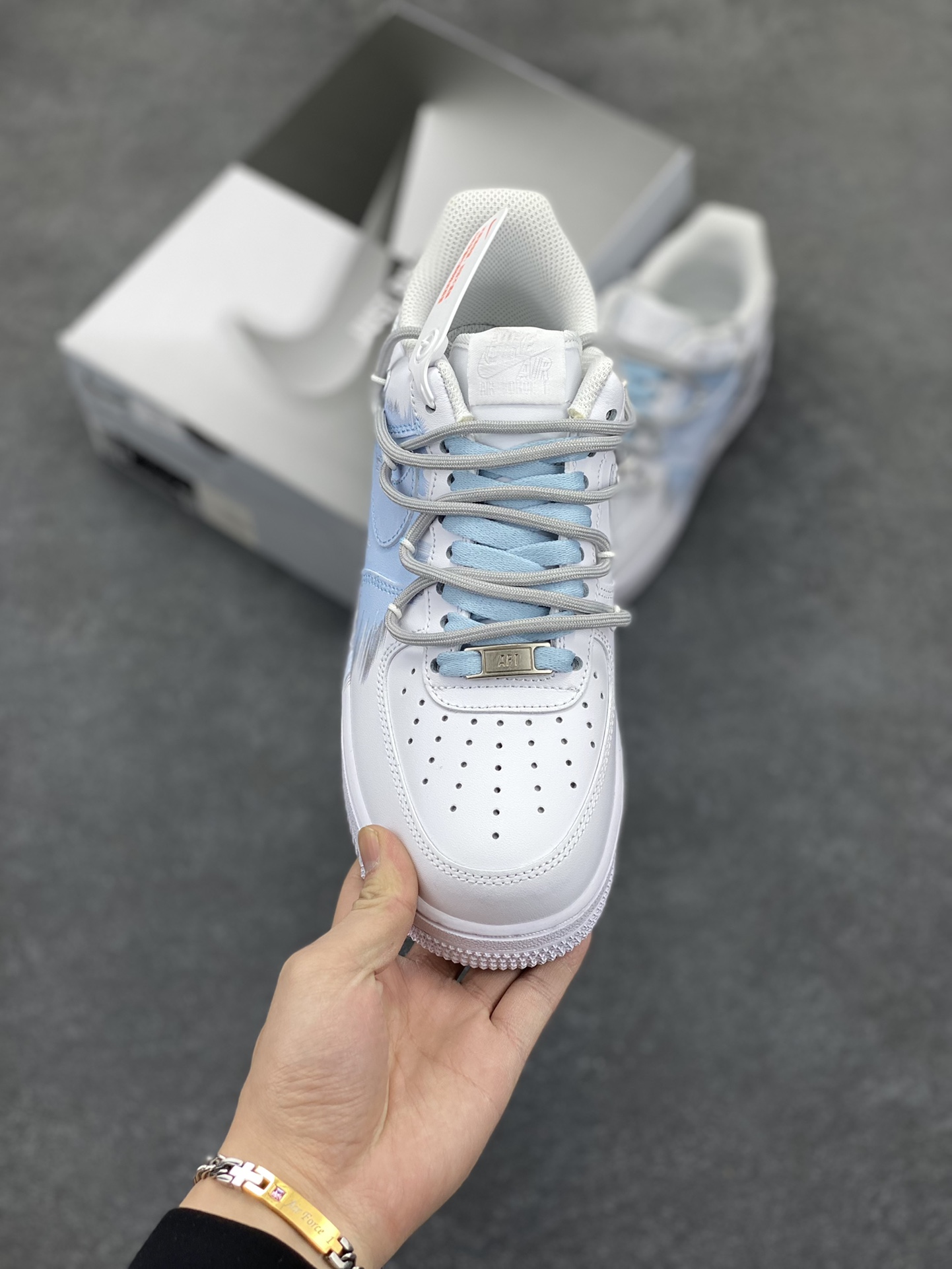 图片[2]-“蓝色风暴”✨订制空军一号板鞋 该定制版球鞋选用原鞋款为Nike Air Force 1\’07空军一号低帮休，设计灵感来源于风暴，鞋身以灰蓝为主色调，象征风暴中天空的深邃与变幻，营造出强烈的视觉冲击力。通过纯手绘在鞋面上实现了类似刷漆的涂鸦效果，搭配解构风双鞋带，潮流属性表! 货号：YY2024-626 尺码：36 36.5 37.5 38 38.5 39 40 40.5 41 42 42.5 43 44 44.5 45-选品中心