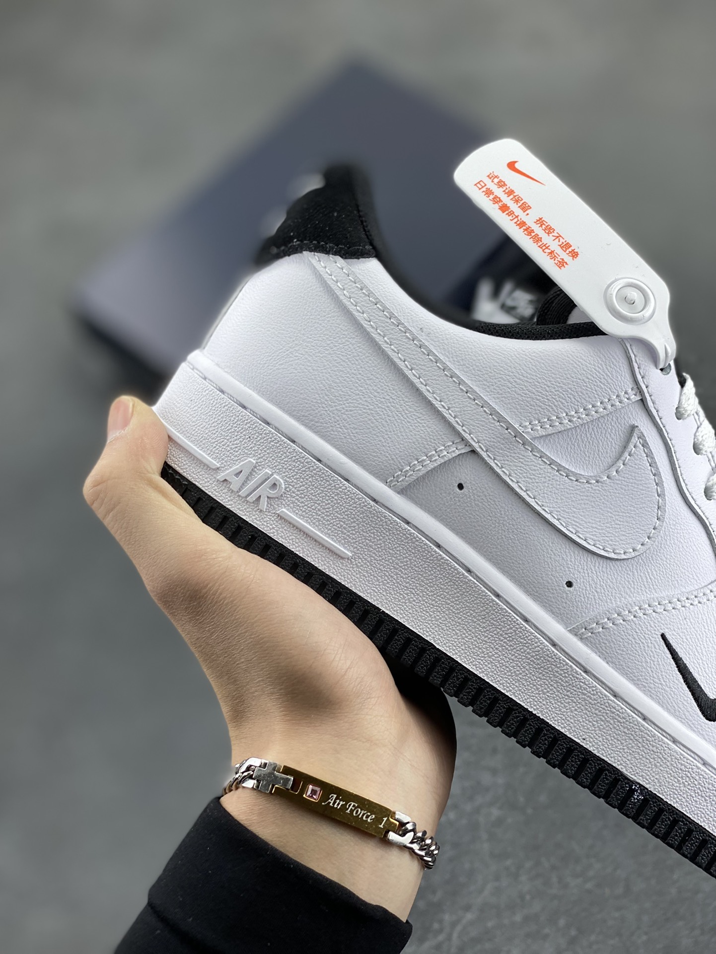 图片[6]-Air Force 1\’ 07 白黑小勾 原楦头原纸板 打造纯正空军版型 专注外贸渠道 全掌内置蜂窝气垫 #原盒配件 原厂中底钢印、拉帮完美 货号：HM9483-101 尺码：35.5 36 36.5 37.5 38 38.5 39 40 40.5 41 42 42.5 43 44 44.5 45-选品中心