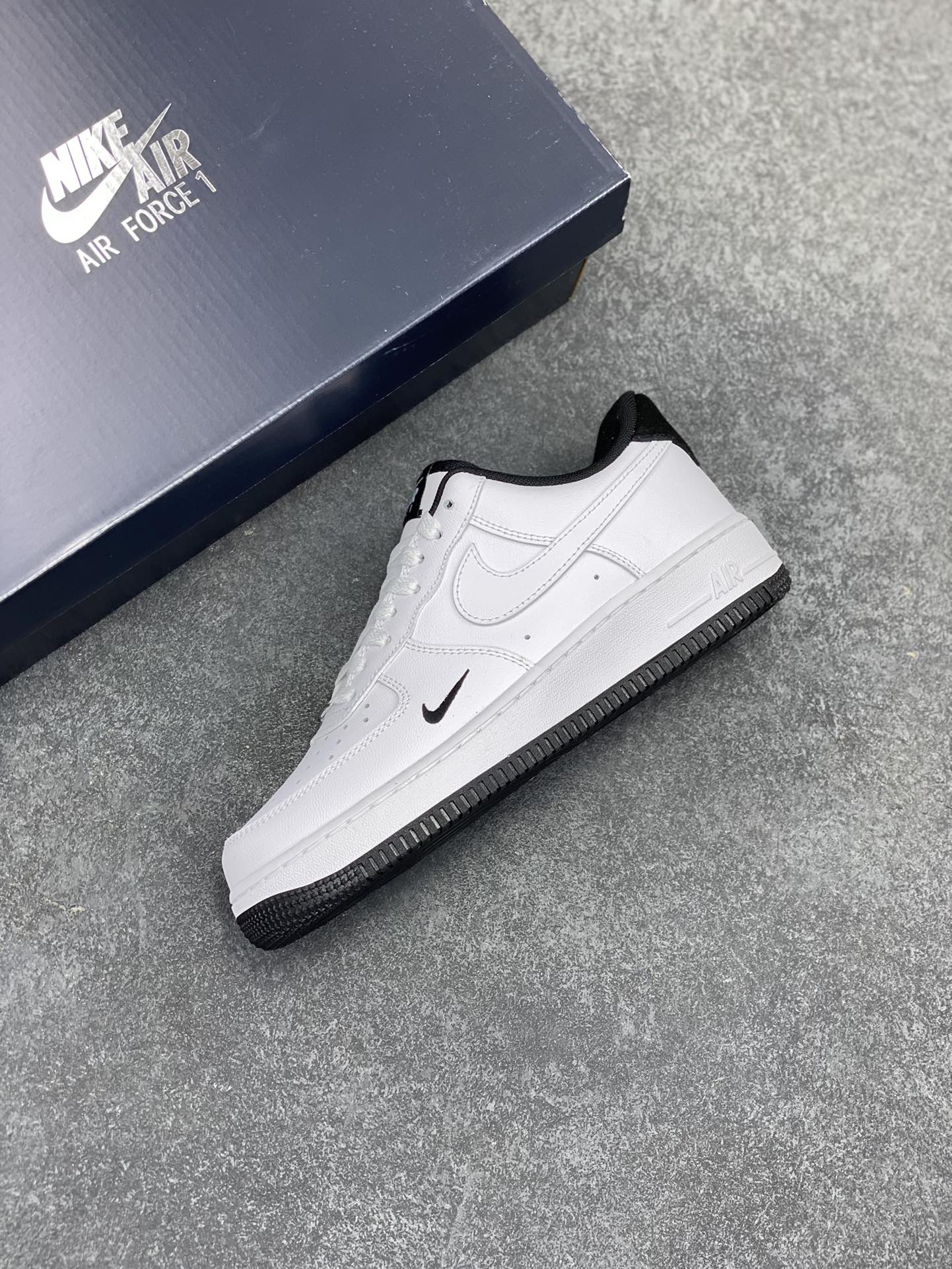 图片[7]-Air Force 1\’ 07 白黑小勾 原楦头原纸板 打造纯正空军版型 专注外贸渠道 全掌内置蜂窝气垫 #原盒配件 原厂中底钢印、拉帮完美 货号：HM9483-101 尺码：35.5 36 36.5 37.5 38 38.5 39 40 40.5 41 42 42.5 43 44 44.5 45-选品中心