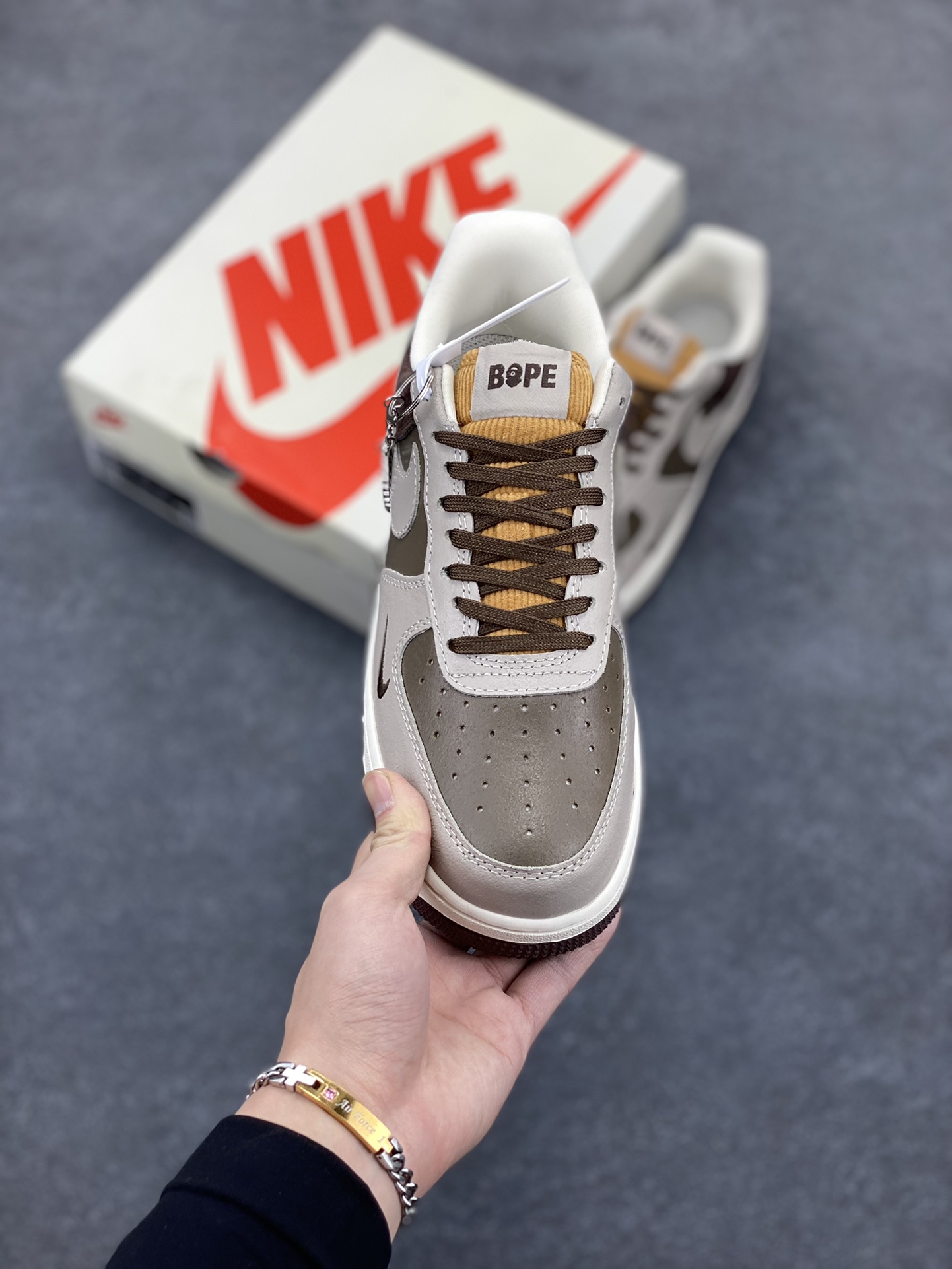 图片[2]-NIke Air Force 1 \’07 Low “Bape联名——灰绿粽”空军一号 低帮 运动鞋 休闲鞋 折边针车 工艺难度大 原楦头原纸板 原装鞋盒 定制五金配件 内置全掌气垫 原厂鞋底 货号：KK1988-039 尺码：36 36.5 37.5 38 38.5 39 40 40.5 41 42 42.5 43 44 44.5 45-选品中心