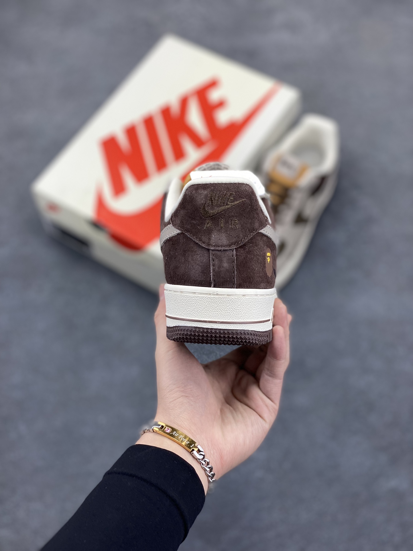 图片[4]-NIke Air Force 1 \’07 Low “Bape联名——灰绿粽”空军一号 低帮 运动鞋 休闲鞋 折边针车 工艺难度大 原楦头原纸板 原装鞋盒 定制五金配件 内置全掌气垫 原厂鞋底 货号：KK1988-039 尺码：36 36.5 37.5 38 38.5 39 40 40.5 41 42 42.5 43 44 44.5 45-选品中心