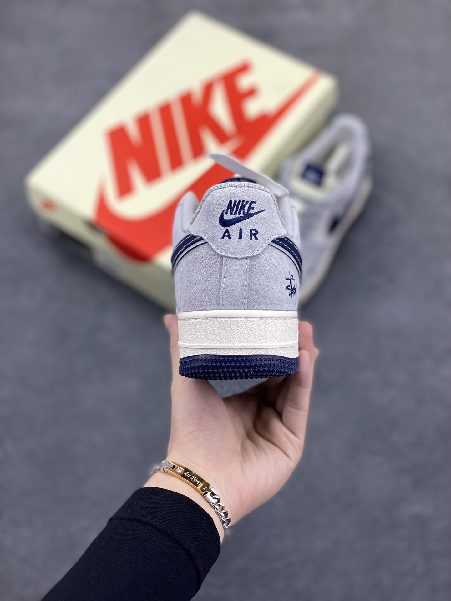 图片[4]-NIke Air Force 1 \’07 Low “斯图西联名——灰蓝勾英文”空军一号 低帮 运动鞋 休闲鞋 折边针车 工艺难度大 原楦头原纸板 原装鞋盒 定制五金配件 内置全掌气垫 原厂鞋底 货号：XZ3318-088 尺码：36 36.5 37.5 38 38.5 39 40 40.5 41 42 42.5 43 44 44.5 45-选品中心