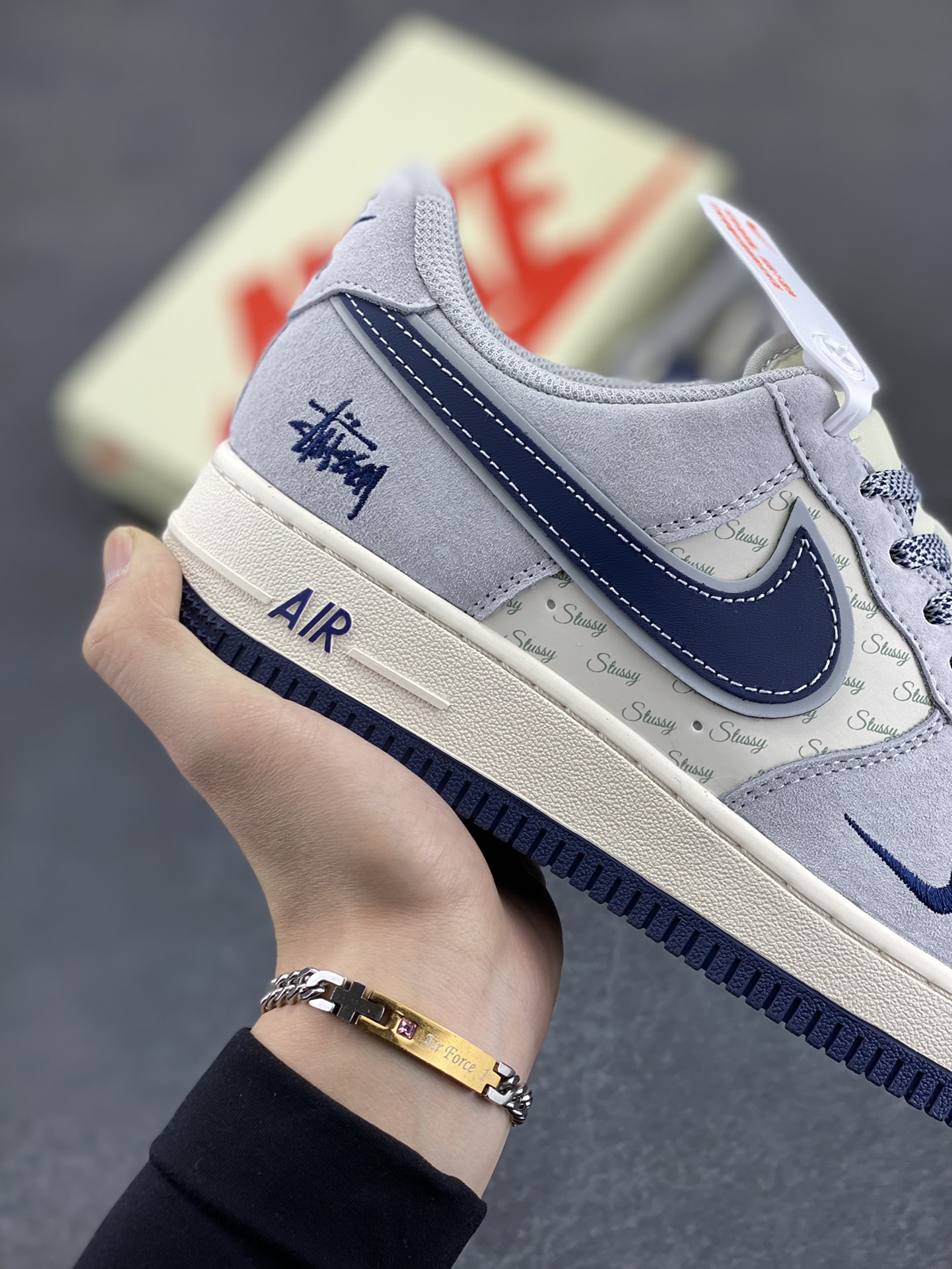 图片[6]-NIke Air Force 1 \’07 Low “斯图西联名——灰蓝勾英文”空军一号 低帮 运动鞋 休闲鞋 折边针车 工艺难度大 原楦头原纸板 原装鞋盒 定制五金配件 内置全掌气垫 原厂鞋底 货号：XZ3318-088 尺码：36 36.5 37.5 38 38.5 39 40 40.5 41 42 42.5 43 44 44.5 45-选品中心