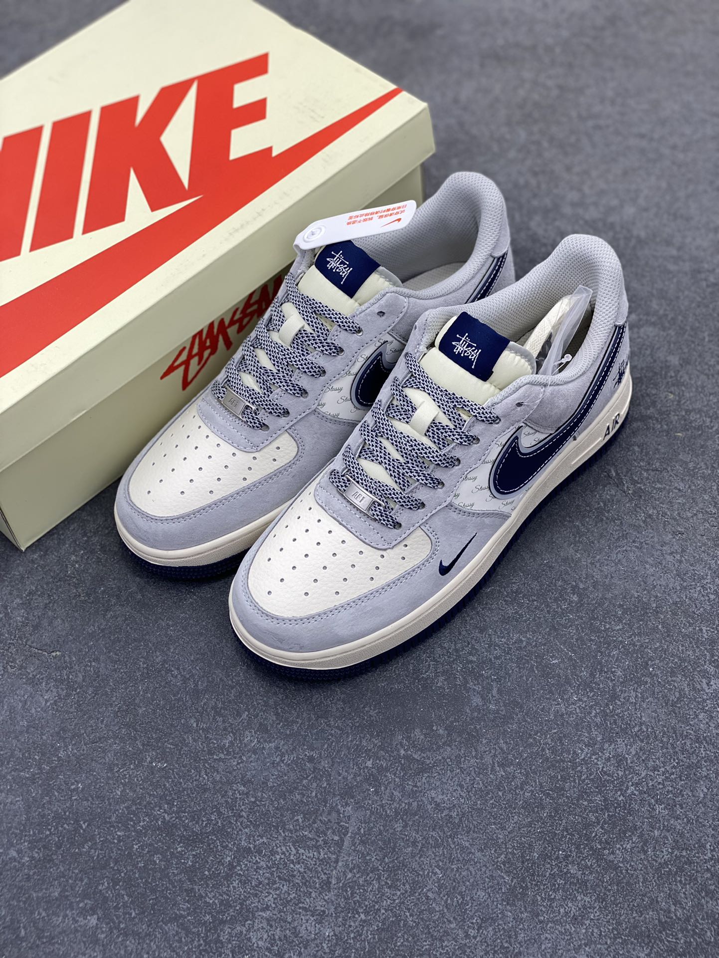 图片[8]-NIke Air Force 1 \’07 Low “斯图西联名——灰蓝勾英文”空军一号 低帮 运动鞋 休闲鞋 折边针车 工艺难度大 原楦头原纸板 原装鞋盒 定制五金配件 内置全掌气垫 原厂鞋底 货号：XZ3318-088 尺码：36 36.5 37.5 38 38.5 39 40 40.5 41 42 42.5 43 44 44.5 45-选品中心