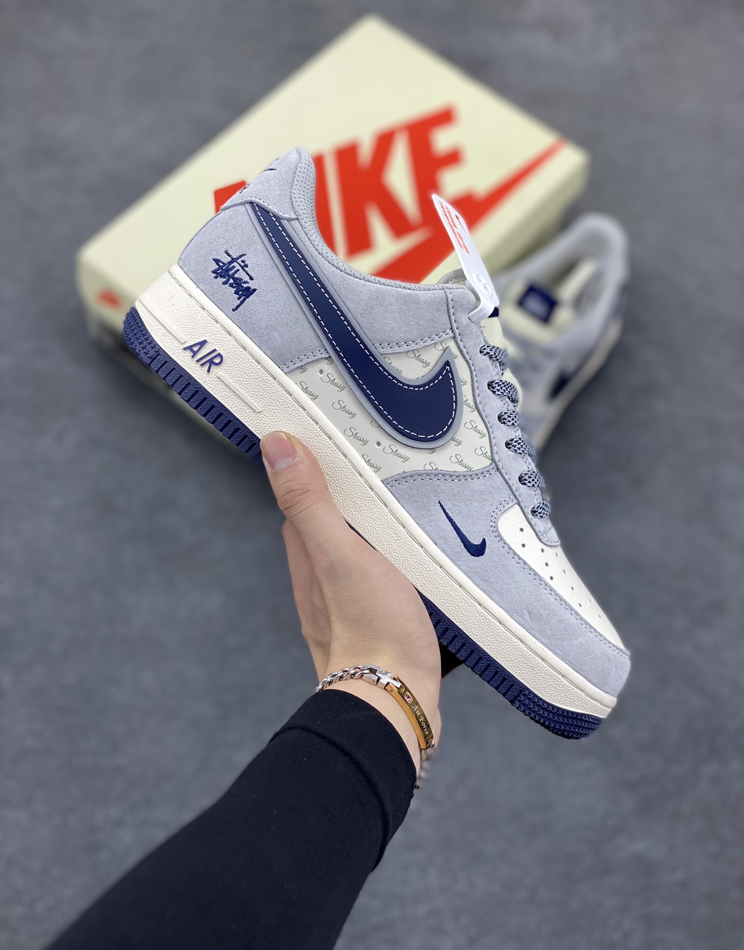 NIke Air Force 1 \’07 Low “斯图西联名——灰蓝勾英文”空军一号 低帮 运动鞋 休闲鞋 折边针车 工艺难度大 原楦头原纸板 原装鞋盒 定制五金配件 内置全掌气垫 原厂鞋底 货号：XZ3318-088 尺码：36 36.5 37.5 38 38.5 39 40 40.5 41 42 42.5 43 44 44.5 45-选品中心