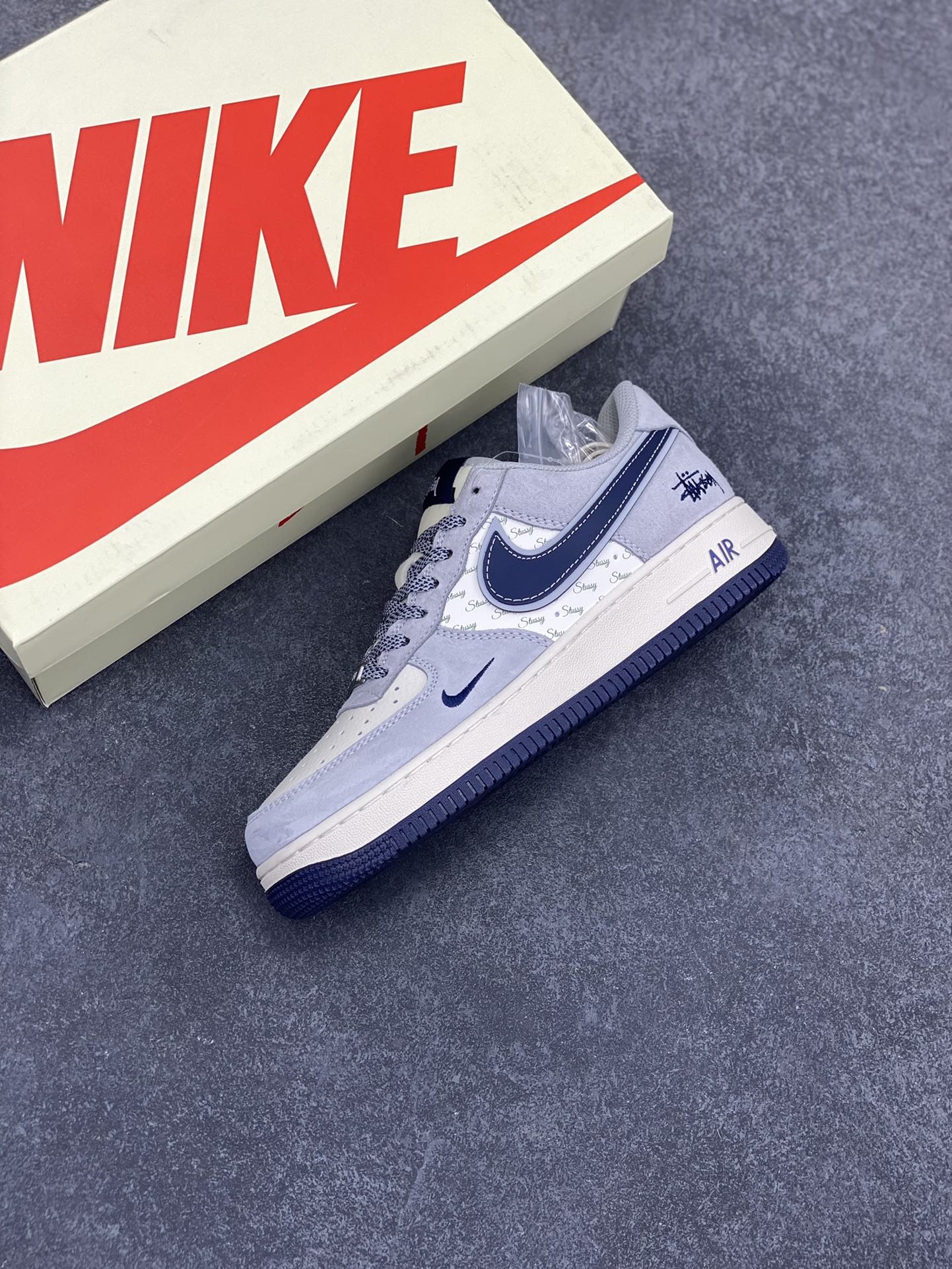 图片[7]-NIke Air Force 1 \’07 Low “斯图西联名——灰蓝勾英文”空军一号 低帮 运动鞋 休闲鞋 折边针车 工艺难度大 原楦头原纸板 原装鞋盒 定制五金配件 内置全掌气垫 原厂鞋底 货号：XZ3318-088 尺码：36 36.5 37.5 38 38.5 39 40 40.5 41 42 42.5 43 44 44.5 45-选品中心