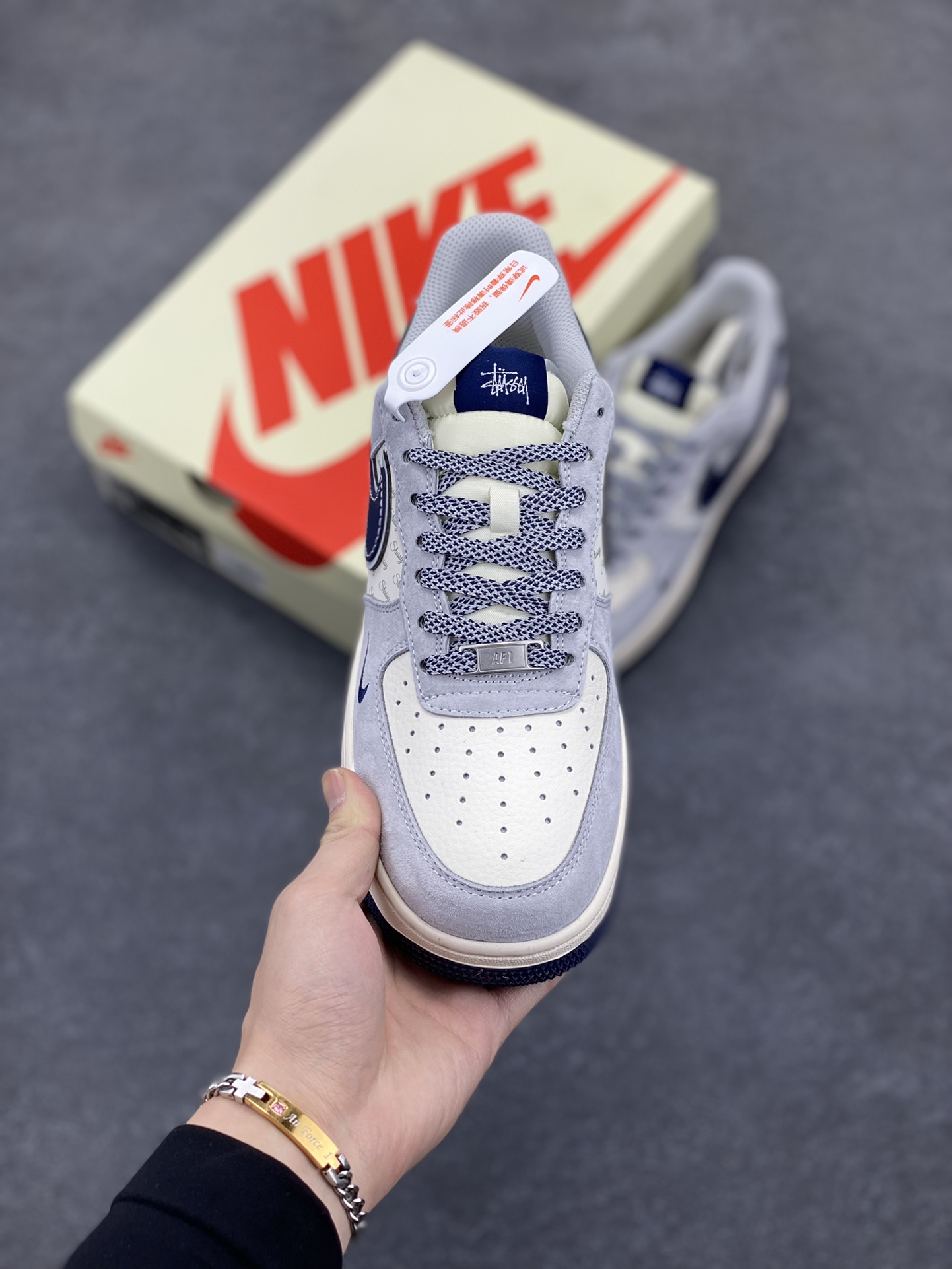 图片[2]-NIke Air Force 1 \’07 Low “斯图西联名——灰蓝勾英文”空军一号 低帮 运动鞋 休闲鞋 折边针车 工艺难度大 原楦头原纸板 原装鞋盒 定制五金配件 内置全掌气垫 原厂鞋底 货号：XZ3318-088 尺码：36 36.5 37.5 38 38.5 39 40 40.5 41 42 42.5 43 44 44.5 45-选品中心