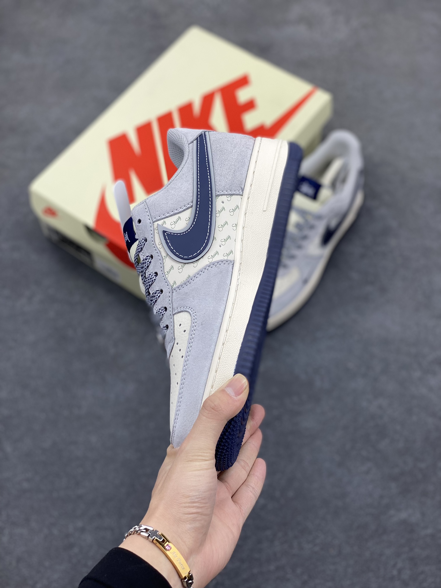 图片[3]-NIke Air Force 1 \’07 Low “斯图西联名——灰蓝勾英文”空军一号 低帮 运动鞋 休闲鞋 折边针车 工艺难度大 原楦头原纸板 原装鞋盒 定制五金配件 内置全掌气垫 原厂鞋底 货号：XZ3318-088 尺码：36 36.5 37.5 38 38.5 39 40 40.5 41 42 42.5 43 44 44.5 45-选品中心