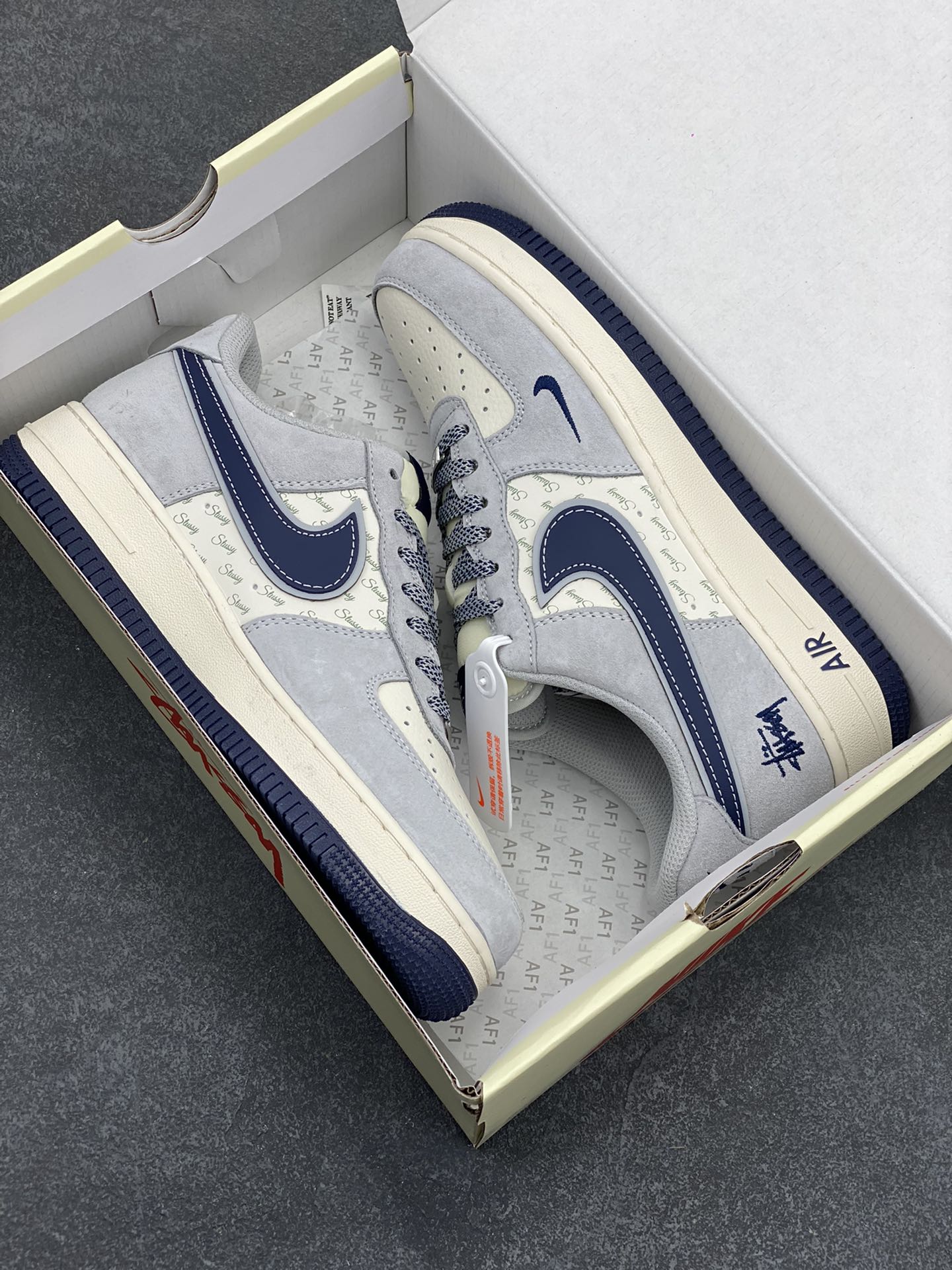 图片[9]-NIke Air Force 1 \’07 Low “斯图西联名——灰蓝勾英文”空军一号 低帮 运动鞋 休闲鞋 折边针车 工艺难度大 原楦头原纸板 原装鞋盒 定制五金配件 内置全掌气垫 原厂鞋底 货号：XZ3318-088 尺码：36 36.5 37.5 38 38.5 39 40 40.5 41 42 42.5 43 44 44.5 45-选品中心