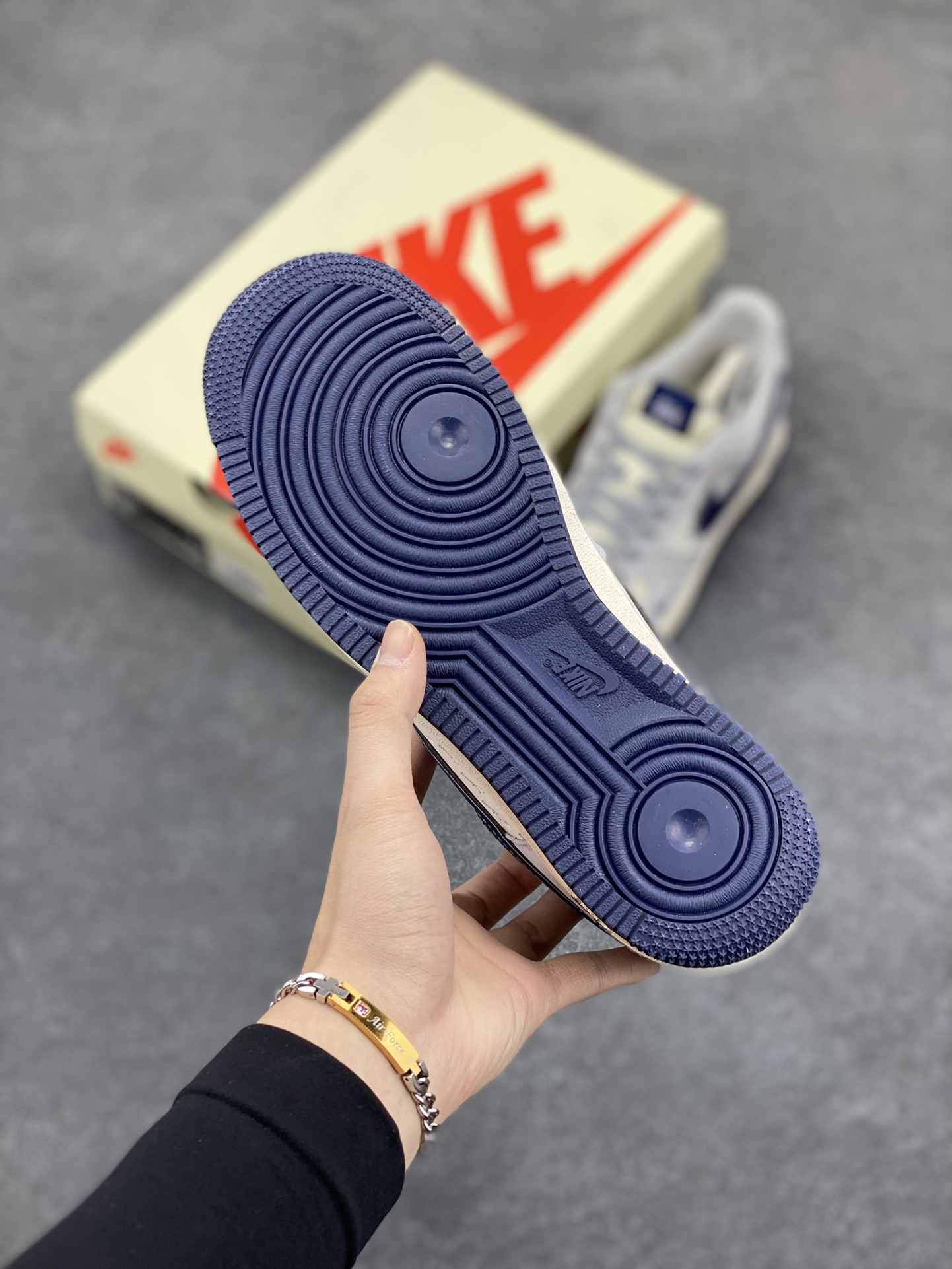 图片[5]-NIke Air Force 1 \’07 Low “斯图西联名——灰蓝勾英文”空军一号 低帮 运动鞋 休闲鞋 折边针车 工艺难度大 原楦头原纸板 原装鞋盒 定制五金配件 内置全掌气垫 原厂鞋底 货号：XZ3318-088 尺码：36 36.5 37.5 38 38.5 39 40 40.5 41 42 42.5 43 44 44.5 45-选品中心