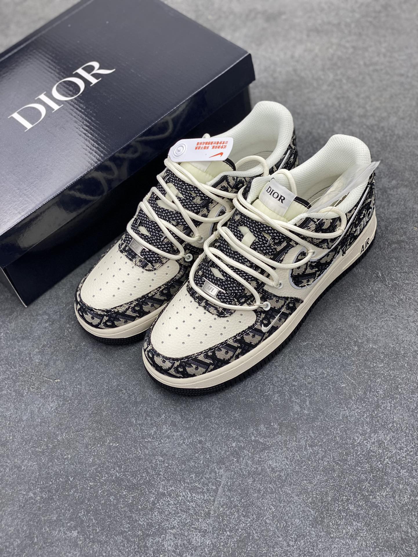 图片[8]-NIke Air Force 1 \’07 Low “迪奥联名——黑花纹抽绳”空军一号 低帮 运动鞋 休闲鞋 折边针车 工艺难度大 原楦头原纸板 原装鞋盒 定制五金配件 内置全掌气垫 原厂鞋底 货号：SJ1198-106 尺码：36 36.5 37.5 38 38.5 39 40 40.5 41 42 42.5 43 44 44.5 45-选品中心