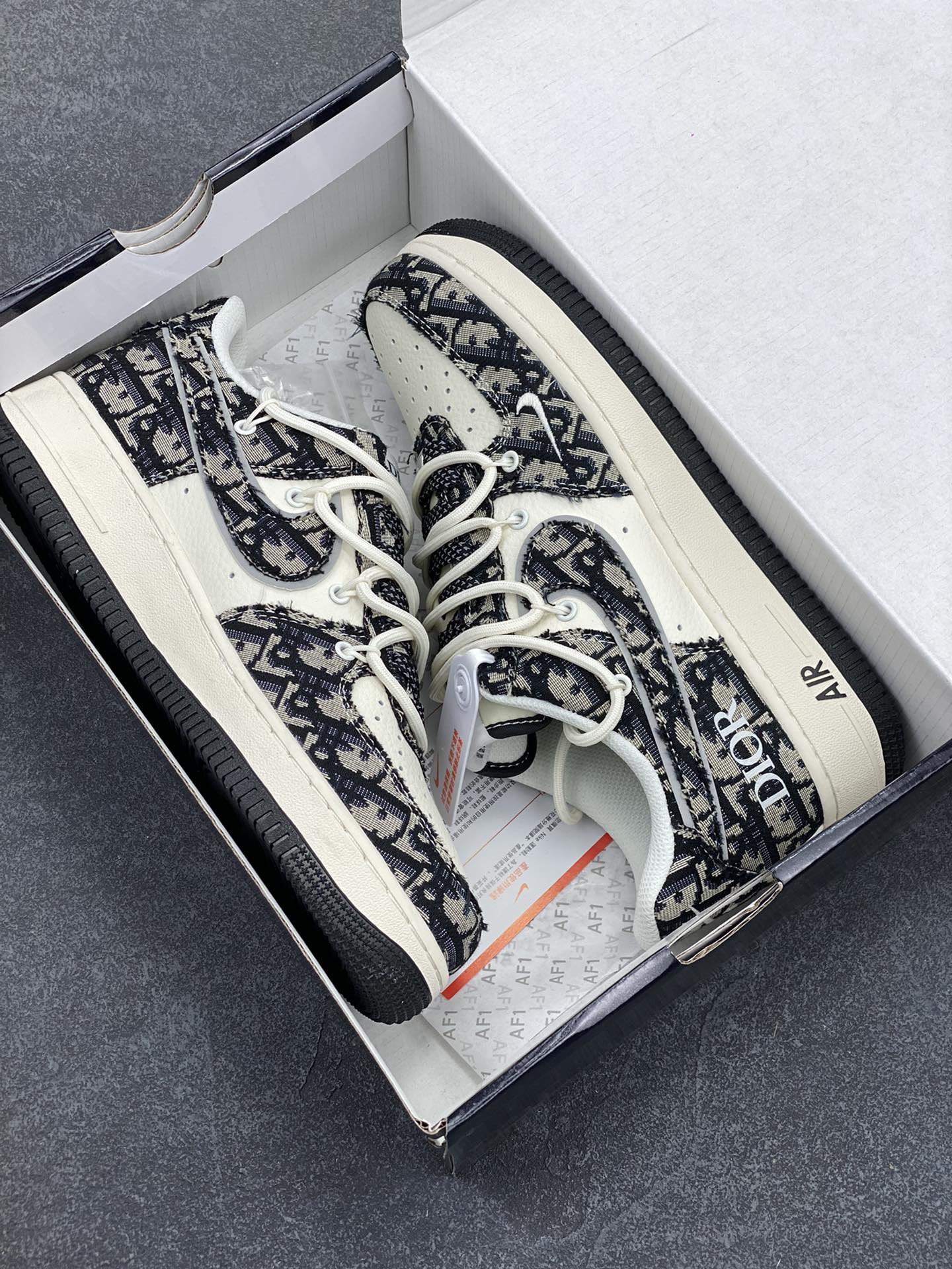 图片[9]-NIke Air Force 1 \’07 Low “迪奥联名——黑花纹抽绳”空军一号 低帮 运动鞋 休闲鞋 折边针车 工艺难度大 原楦头原纸板 原装鞋盒 定制五金配件 内置全掌气垫 原厂鞋底 货号：SJ1198-106 尺码：36 36.5 37.5 38 38.5 39 40 40.5 41 42 42.5 43 44 44.5 45-选品中心