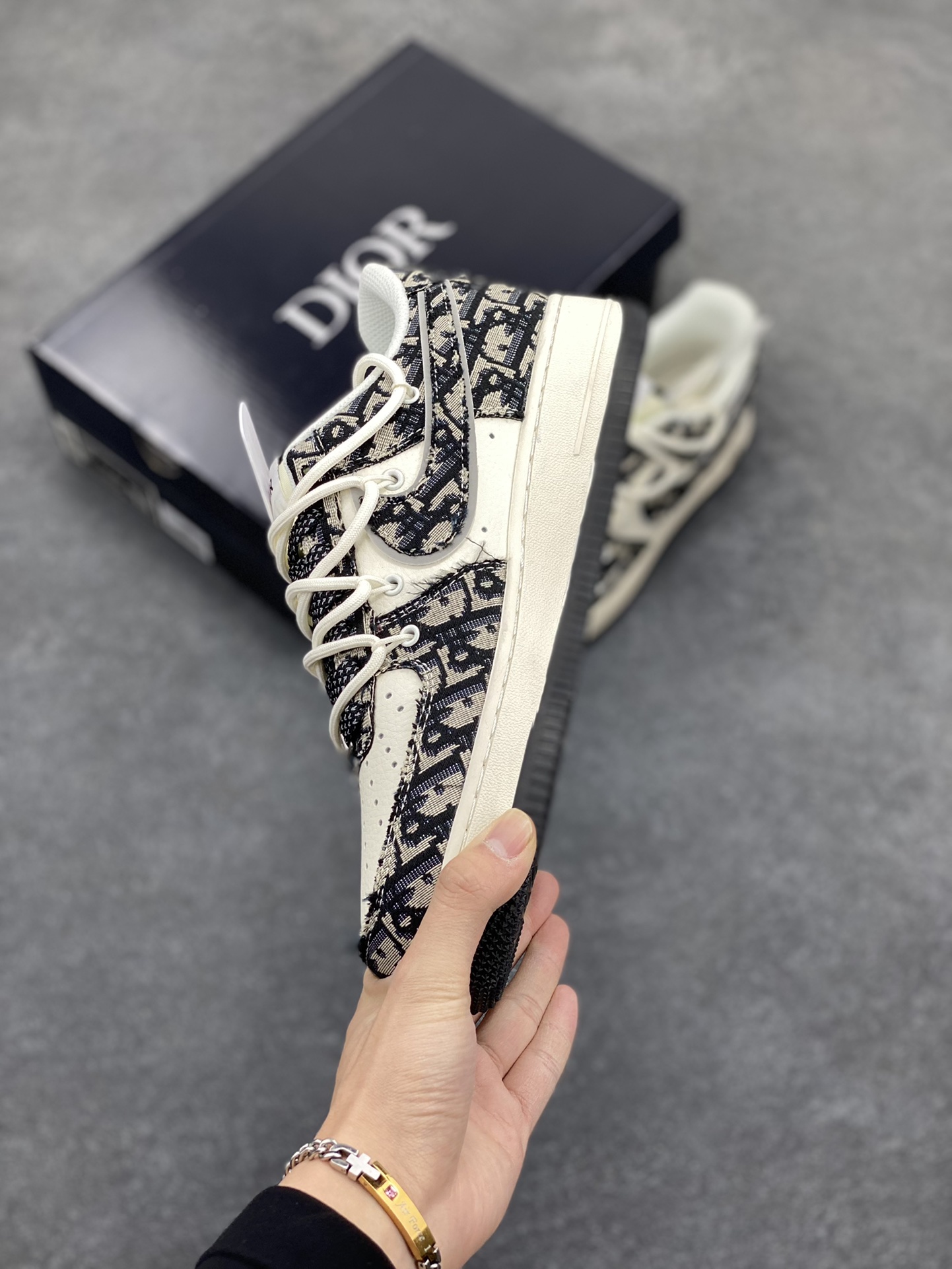 图片[3]-NIke Air Force 1 \’07 Low “迪奥联名——黑花纹抽绳”空军一号 低帮 运动鞋 休闲鞋 折边针车 工艺难度大 原楦头原纸板 原装鞋盒 定制五金配件 内置全掌气垫 原厂鞋底 货号：SJ1198-106 尺码：36 36.5 37.5 38 38.5 39 40 40.5 41 42 42.5 43 44 44.5 45-选品中心