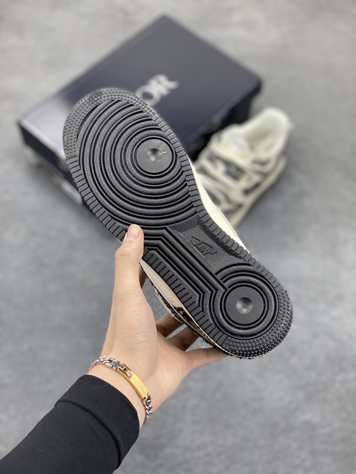 图片[5]-NIke Air Force 1 \’07 Low “迪奥联名——黑花纹抽绳”空军一号 低帮 运动鞋 休闲鞋 折边针车 工艺难度大 原楦头原纸板 原装鞋盒 定制五金配件 内置全掌气垫 原厂鞋底 货号：SJ1198-106 尺码：36 36.5 37.5 38 38.5 39 40 40.5 41 42 42.5 43 44 44.5 45-选品中心