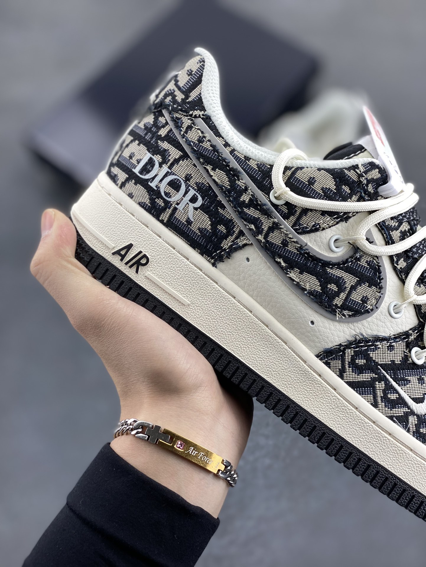 图片[6]-NIke Air Force 1 \’07 Low “迪奥联名——黑花纹抽绳”空军一号 低帮 运动鞋 休闲鞋 折边针车 工艺难度大 原楦头原纸板 原装鞋盒 定制五金配件 内置全掌气垫 原厂鞋底 货号：SJ1198-106 尺码：36 36.5 37.5 38 38.5 39 40 40.5 41 42 42.5 43 44 44.5 45-选品中心