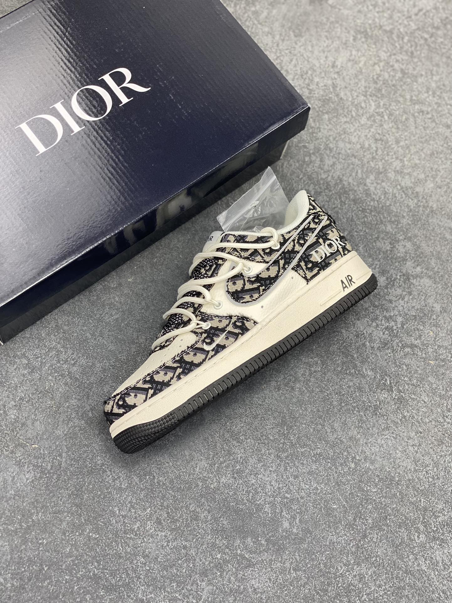 图片[7]-NIke Air Force 1 \’07 Low “迪奥联名——黑花纹抽绳”空军一号 低帮 运动鞋 休闲鞋 折边针车 工艺难度大 原楦头原纸板 原装鞋盒 定制五金配件 内置全掌气垫 原厂鞋底 货号：SJ1198-106 尺码：36 36.5 37.5 38 38.5 39 40 40.5 41 42 42.5 43 44 44.5 45-选品中心