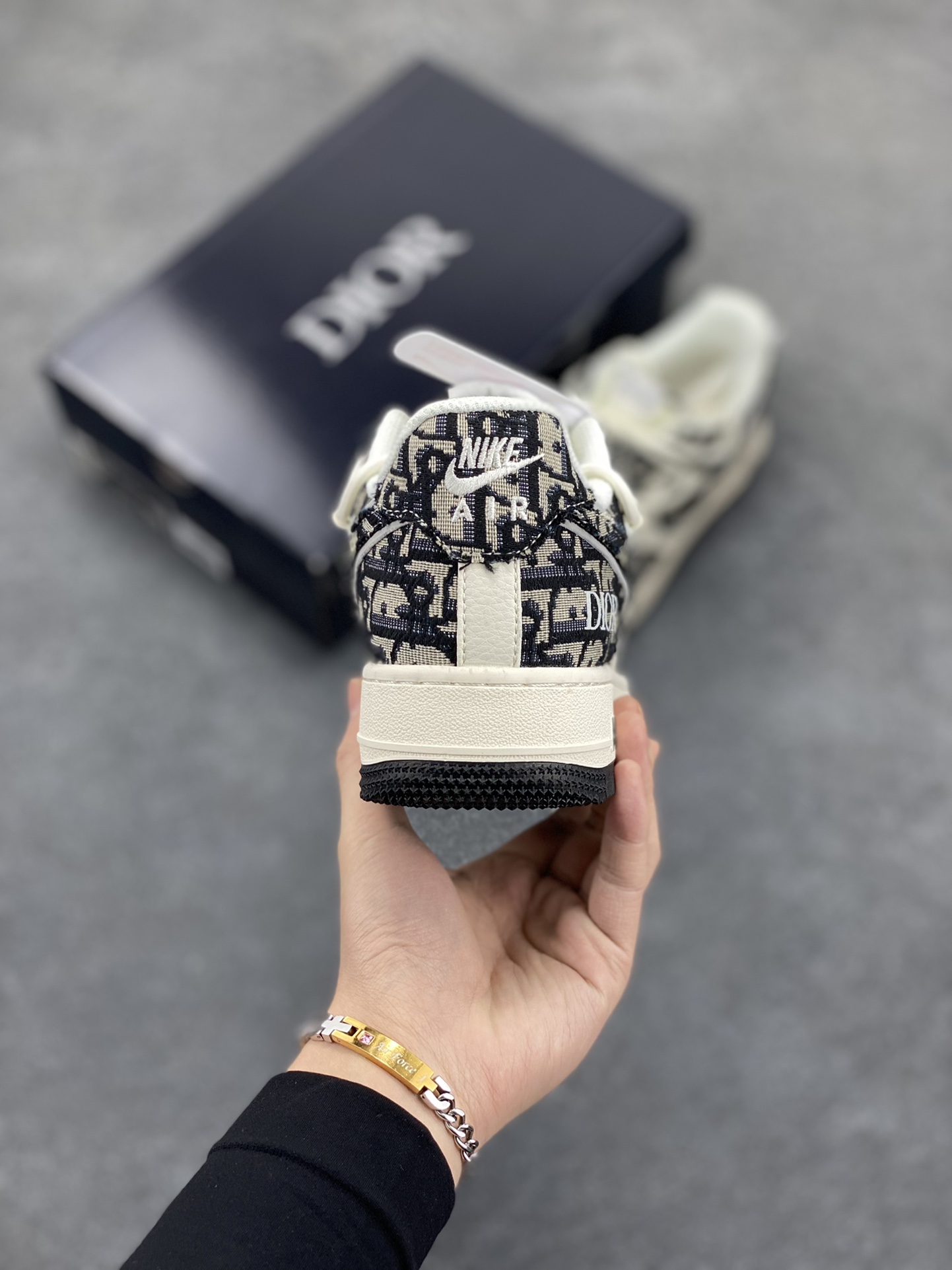 图片[4]-NIke Air Force 1 \’07 Low “迪奥联名——黑花纹抽绳”空军一号 低帮 运动鞋 休闲鞋 折边针车 工艺难度大 原楦头原纸板 原装鞋盒 定制五金配件 内置全掌气垫 原厂鞋底 货号：SJ1198-106 尺码：36 36.5 37.5 38 38.5 39 40 40.5 41 42 42.5 43 44 44.5 45-选品中心