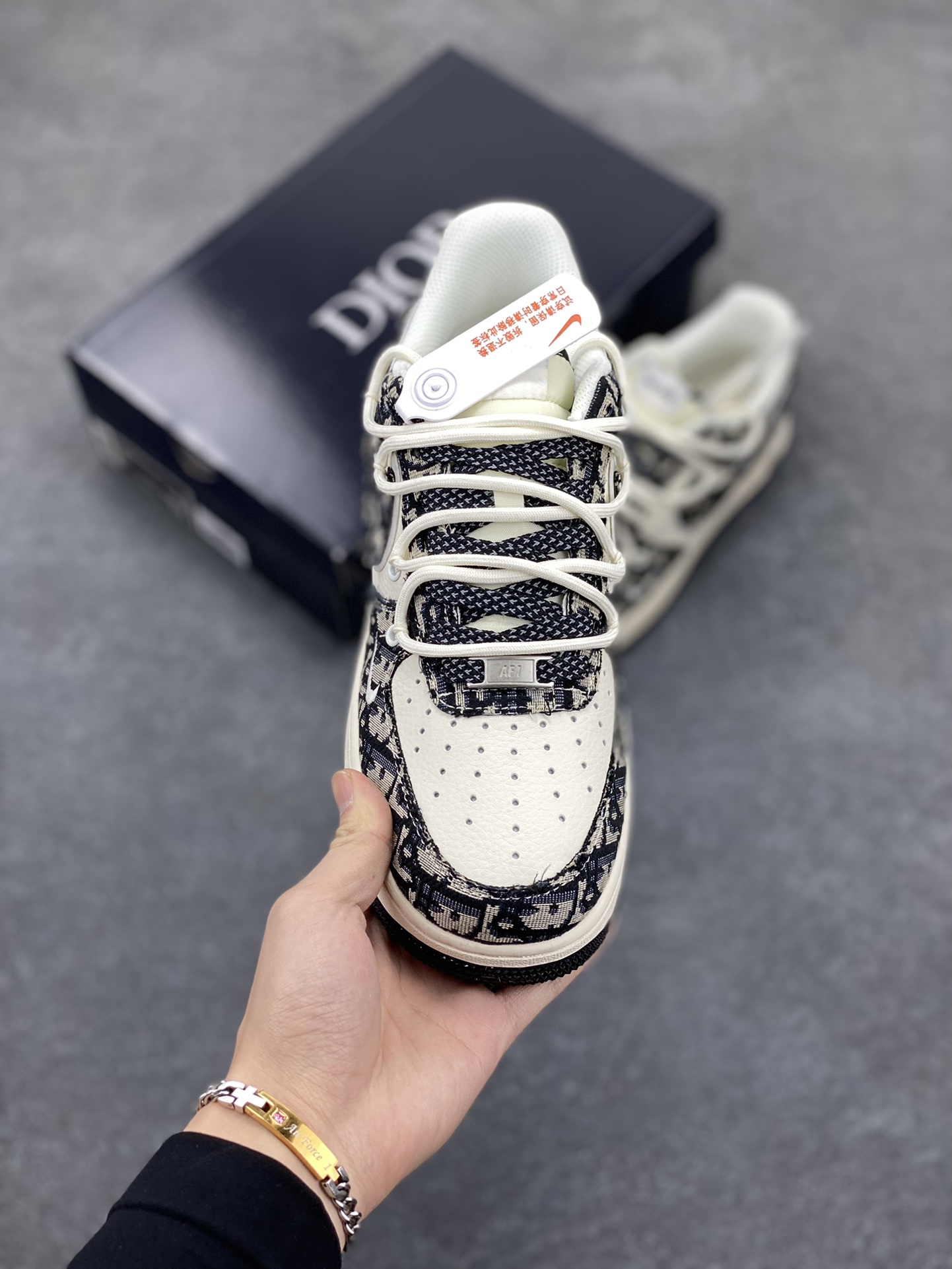 图片[2]-NIke Air Force 1 \’07 Low “迪奥联名——黑花纹抽绳”空军一号 低帮 运动鞋 休闲鞋 折边针车 工艺难度大 原楦头原纸板 原装鞋盒 定制五金配件 内置全掌气垫 原厂鞋底 货号：SJ1198-106 尺码：36 36.5 37.5 38 38.5 39 40 40.5 41 42 42.5 43 44 44.5 45-选品中心