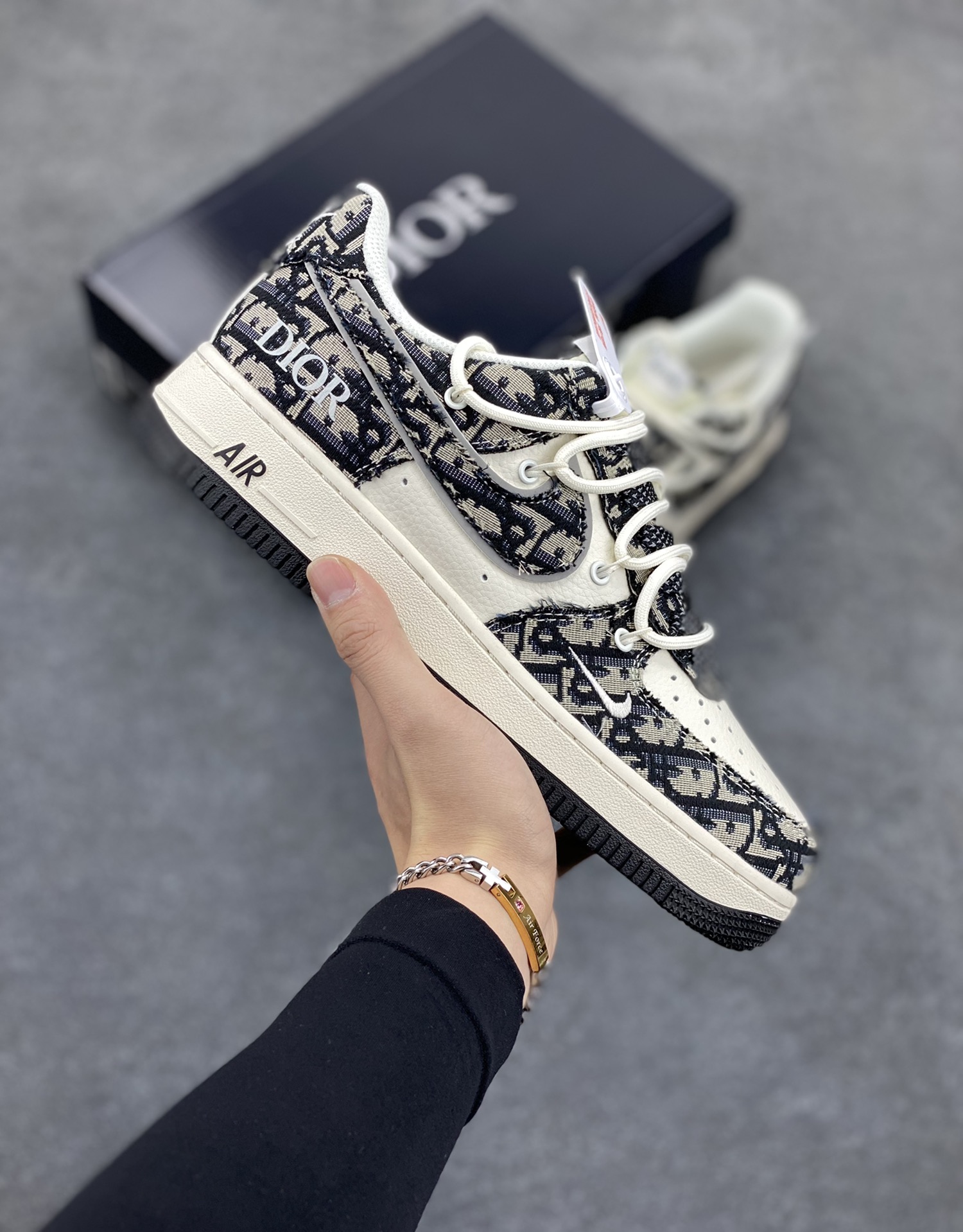 NIke Air Force 1 \'07 Low “迪奥联名——黑花纹抽绳”空军一号 低帮 运动鞋 休闲鞋 折边针车 工艺难度大 原楦头原纸板 原装鞋盒 定制五金配件 内置全掌气垫 原厂鞋底 货号：SJ1198-106 尺码：36 36.5 37.5 38 38.5 39 40 40.5 41 42 42.5 43 44 44.5 45-选品中心