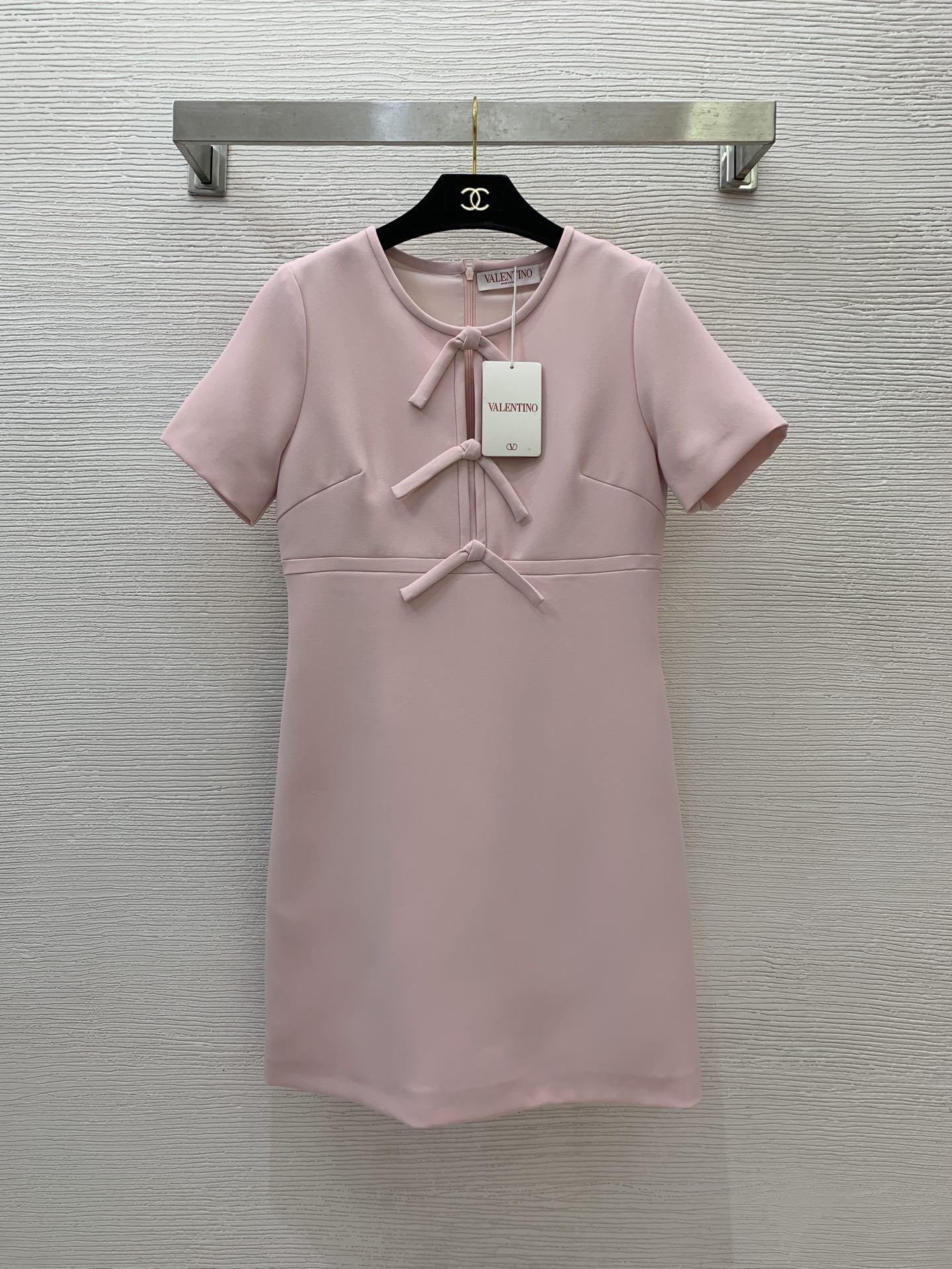 NO:309304,Model number G22054 VALENTI*O Warren Home 25 Early Spring New Model High-version!  Customized high-quality fabrics, knotted on the chest, waist-hugging and slimming, short-sleeved A-line dress!  Pink, red, apricot, (M size bust 92, sleeve length 21, waist 82, skirt length 89), valentino, valentino, skirt, skirt 8, T-shirt, alexander wang19860909款号G22054 VALENTI*O华伦家25早春新款 高版本！定制优质面料 胸前打结装饰收腰显瘦短袖a字连衣裙！粉色、红色、杏色、（M码胸围92,袖长21,腰围82,裙长89）,,valentino,valentino,skirts,T-shirt,alexander wang,Women's clothing