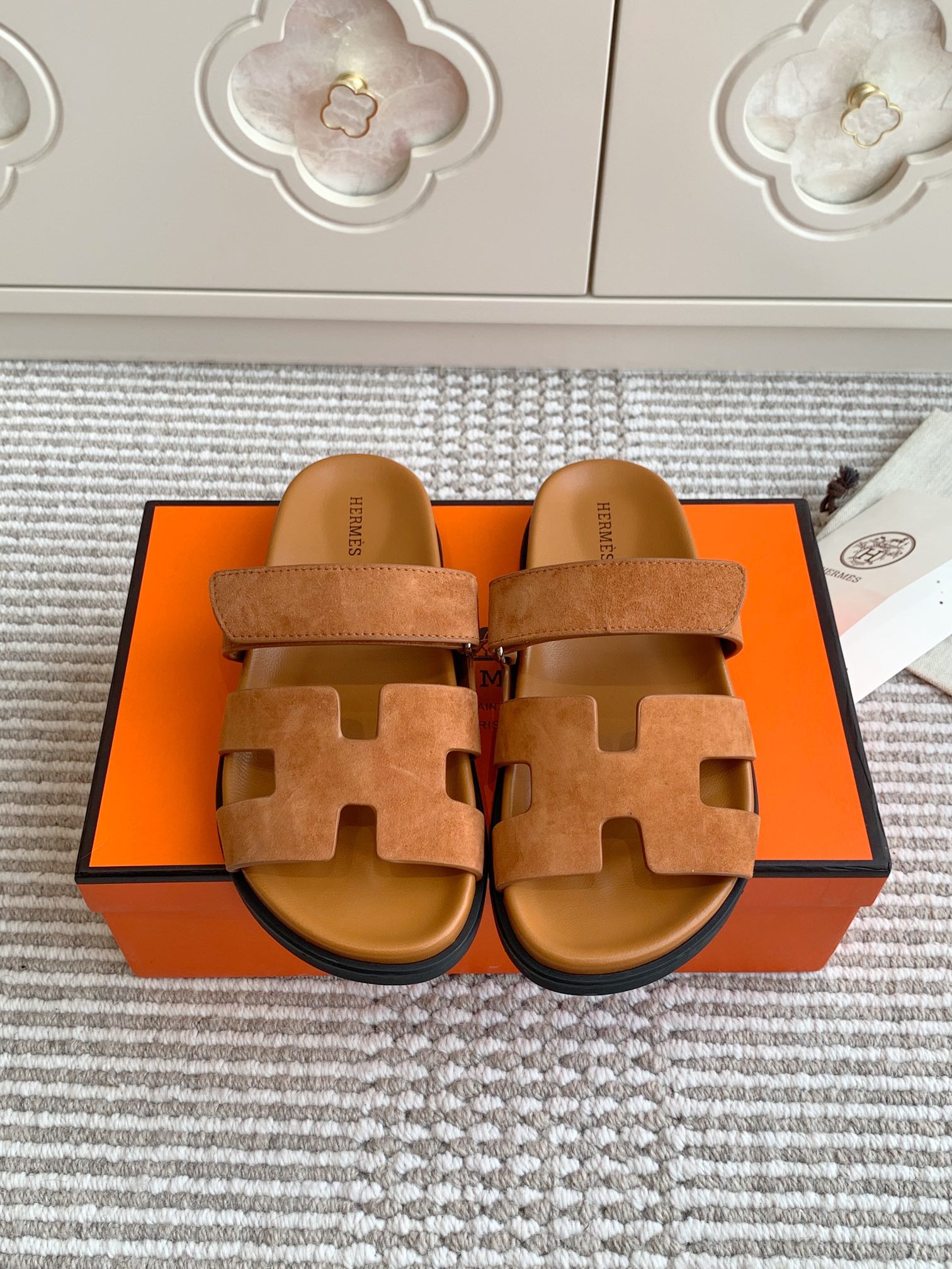 NO:164637,Women, men, new colors Hermes H home chypre series Velcro second uncle slippers Top quality Upper imported stone pattern cowhide/pal pattern cowhide/gradual color cowhide/goat skin/yangjing/denim footbed mixed-bred sheepskin, original open molded sole Women's size 35-39 (four 41 custom made) Men's size 39-45 (four 46 custom made), slippers, hermes, hermes, slippers, cowhide, sheepskin, sheep19860909批女 男 新色 Hermes 爱马仕H家chypre系列 魔术贴二舅拖鞋 顶级品质 鞋面进口头层石头纹牛皮/手掌纹牛皮/渐变色牛皮/山羊皮/羊京/牛仔布 垫脚混种羊皮,原版开模大底 女码35-39码（女41定做）男码39-45（男46定做）,拖鞋,hermes,hermes,slippers,cowhide,sheepskin,sheep,Women's Shoes