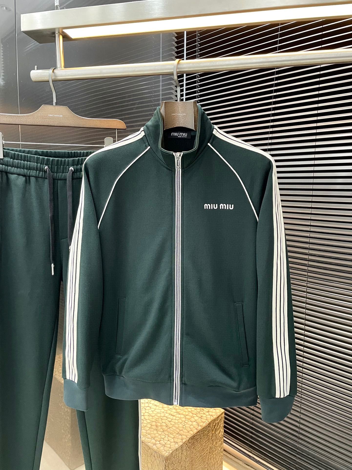 NO:119590,A set of miu miu (Miao Miu) is a big recommendation!  New early spring products, full of accent, very good-looking, super stylish, definitely a powerful tool to attract resurgence!  Fashionable and trendy suit. It uses imported cotton fabric, with good comfort and exquisite turning!  A casual and handsome European and American tone!  Smooth and neat, with a crisp and stylish upper body, fashionable and handsome, and a full-size handsome image!  Size M-3XL, miumiu,alexander wang19860909一套不拆卖 miu miu（缪缪）重磅推荐！早春新品 十足腔调 上身非常的赞 超有型 绝对是吸引回头率的利器！时尚潮流套装.采用进口棉面料,舒适度好,车工精湛！随性帅气的欧美调调！流畅利落 上身挺括有型,时尚又帅气,十足的型男形象！尺码M-3XL,,miumiu,alexander wang,Men's clothing