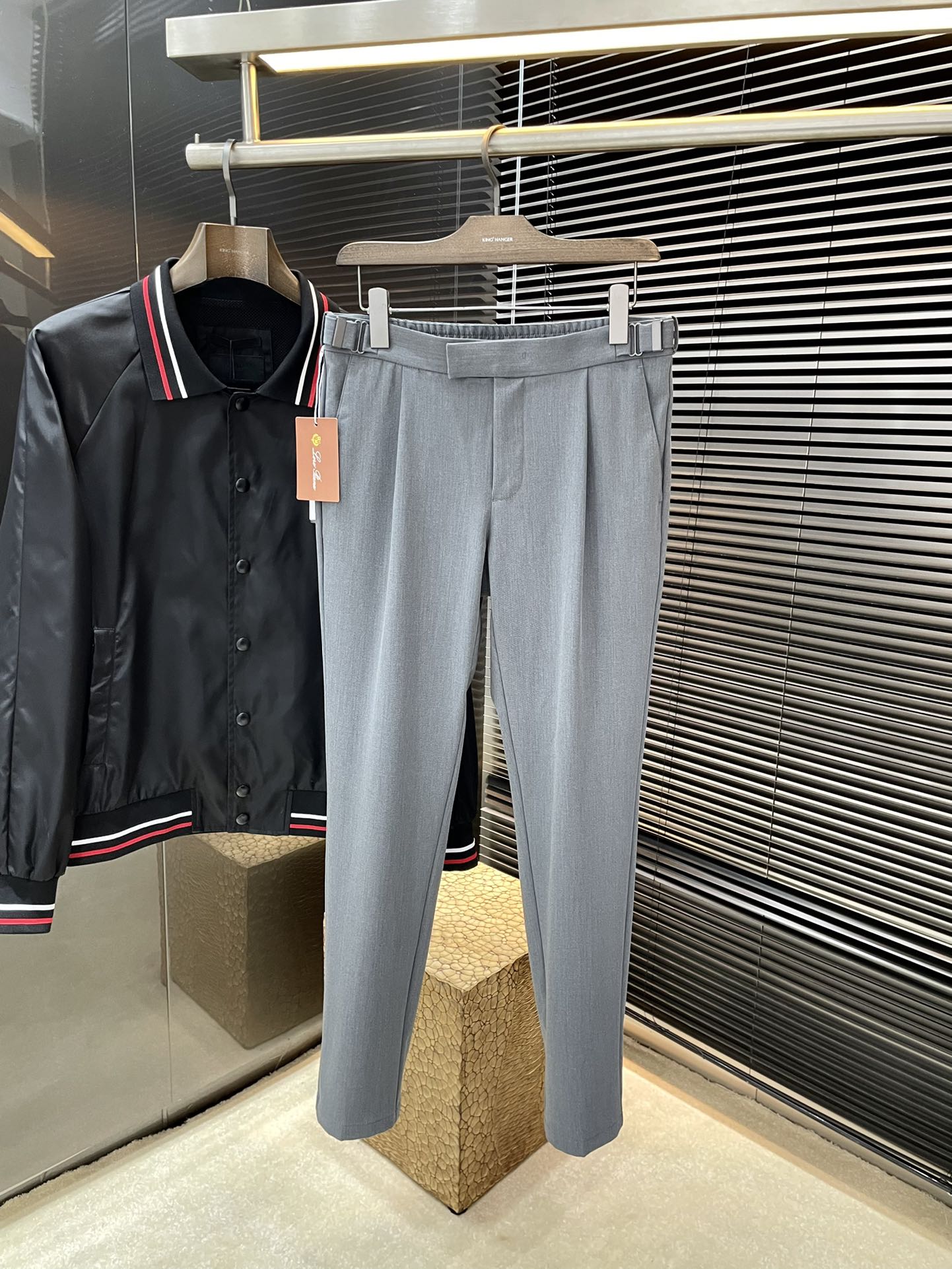 NO:119567,Loro Piana (Nuoyou Pianya) Spring new product, same style on the official website, you don’t want to take it off when you wear it, fashionable and versatile casual trousers, high-quality Korean imported polyester fiber fabric, more textured, comfortable and soft draped, slightly better. Such a good fabric is also very rare on the market. The details are considered in full detail. The workmanship is really superb. The thread is fine and well-proportioned, and there is no unnecessary thread. High-quality fashion. The best product for all occasions is competent for sports or leisure!  Size 30-38 (37), loro piana, alexander wang19860909Loro Piana（诺悠翩雅） 春季新品 官网同款 穿上就不想脱下来 时尚潮流百搭休闲西裤 高品质韩国进口聚脂纤维面料 更加有质感 舒适柔软垂坠更是略胜一筹 这么好的面料市面上也是极为少有 在细节上考虑的面面俱到 做工真的极其精湛 走线细密匀称 毫无多余线头 高品质时装 无论是运动还是休闲时候都能胜任各种场合的最佳强货！尺码30-38（37）,,loro piana,alexander wang,Men's clothing