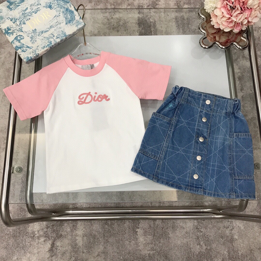 NO:210753,[Spot delivery] DIO* Limited series ~/SS New two-piece set [denograph skirt short sleeves] high-end rattan plaid denim skirt exquisite embroidery logo with color-blocking raglan sleeve embroidered logo short sleeves The whole set is simple and generous style High-end fashionable style The upper body effect is very good Color white Size-110-120-130-140-150 [CM] Requires counter packaging, clothes, dior, skirts, T-shirt,19860909【现货发】   DIO* 限定系列～/SS 新品两件套【牛仔半裙短袖】高级藤格纹牛仔半裙精致刺绣LOGO标志搭配拼色插肩袖刺绣logo短袖 整套简单大方款式 高级时髦款 上身效果非常好 颜色白色 尺码-110-120-130-140-150【CM】 需要专柜包装元,衣服,dior,skirts,T-shirt,,Children's