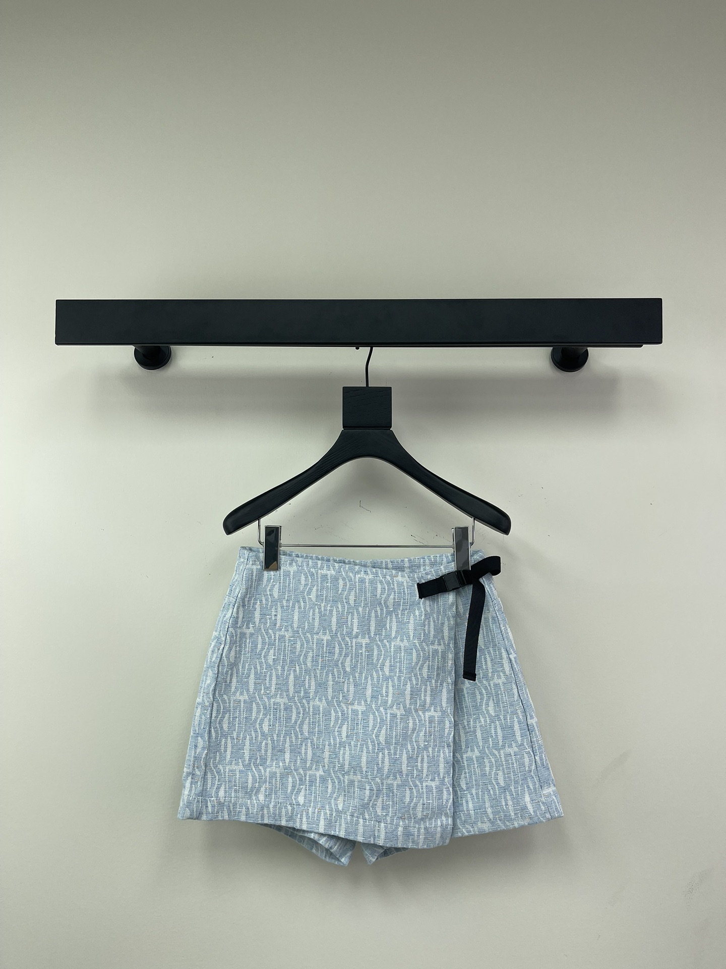 NO:309641,Dio* jacquard light color presbyterian logo skirts, classic light blue, full-print jacquard letter pattern decoration, highlighting the brand tone, one-piece skirt design on the front, paired with black webbing, black snap buckle adjustment and tightening, high-waist skirts, tailoring, overall light luxury rich lady's décor, easy to concave styling~ It looks great with any top, very elegant! SML, dior, skirts, alexander wang19860909Dio*提花浅色老花logo裙裤 经典浅色蓝 满印提花字母图案装饰 彰显品牌调性 前面叠加一片式裙面设计 搭配黑色织带黑卡扣调节收紧 高腰裙裤剪裁 整体轻奢富家小姐既视感 轻松凹造型~ 搭配任何上衣都很好看 很显气质! SML,,dior,skirts,alexander wang,Women's clothing