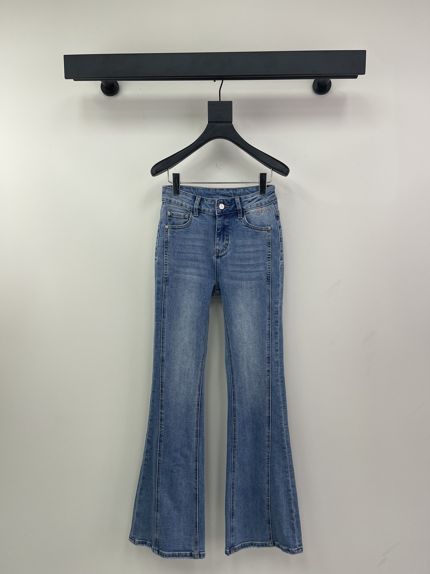 NO:309120,The designer *25 new slightly spicy jeans. With classic denim blue as the background color, the slightly raised waistline cleverly outlines the waistline, which not only embellishes the body shape, but also adds a bit of retro charm, just like a fashionable essence that comes from the old days. The slightly flared design of the trouser legs is the key note of this fashionable variation. It naturally spreads from the knees, like a lively skirt hem, with a swaying rhythm while walking, and the breeze blows, making it more chic and casual. Selected high-quality denim fabrics, soft and tough, and are extremely comfortable to wear, as if the second layer of skin, fits every move you move. The slight elasticity allows you to stretch freely in a busy life without any sense of restraint!  SML, skirts, jeans, alexander wang19860909设计师*25新款微辣牛仔裤.以经典牛仔蓝为底色.微微上提的裤腰,巧妙勾勒腰线,不仅修饰身形,更添几分复古韵味,如同从旧时光走出的时髦精.裤腿的微喇设计,是这场时尚变奏的关键音符.从膝盖处开始自然展开,犹如灵动的裙摆,行走间自带摇曳生姿的韵律,微风拂过,更显潇洒随性.精选优质牛仔布面料,柔软且富有韧性,贴身穿着舒适无比,仿佛第二层肌肤,贴合你的每一个动作.微微的弹性,让你在忙碌生活中自由舒展,毫无束缚感！ SML,,skirts,jeans,alexander wang,Women's clothing