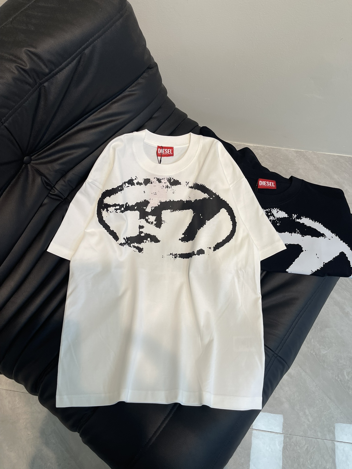 NO:309162,DIESE*Disai's new large logo printed short-sleeved T-shirt, fashionable and versatile imported fabric, super soft and delicate, skin-friendly and comfortable to wear, very good on the upper body, essential items for men and women S-XL A,, T-shirt,tees, t-shirt,alexander wang19860909DIESE*迪赛新款大logo印花短袖T恤 时尚百搭爆款进口面料 手感超柔软细腻 穿着亲肤舒适 上身非常赞 男女必备单品 S-XL A,,T-shirt,tees，t-shirt,alexander wang,Women's clothing