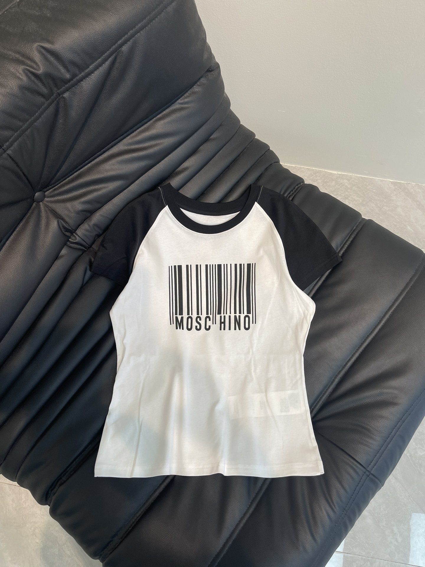 NO:309146,Moschin*25 spring and summer new barcode printed short-sleeved T-shirt. A must-have for everyone, barcode pattern printing, ragdoll sleeve contrasting color design. It has a magic of age-reducing, basic tailoring, and slim fit style that is not picky about people. It is exquisite and simple, and looks slim and versatile!  SML, T-shirt,tees,t-shirt,alexander wang19860909Moschin*25春夏新款条码印花短袖T恤.人手必备款,条码图案印花,插肩袖撞色设计.有种减龄感的魔力,基础剪裁,修身版型不挑人精致简洁上身显瘦又百搭！SML,,T-shirt,tees，t-shirt,alexander wang,Women's clothing