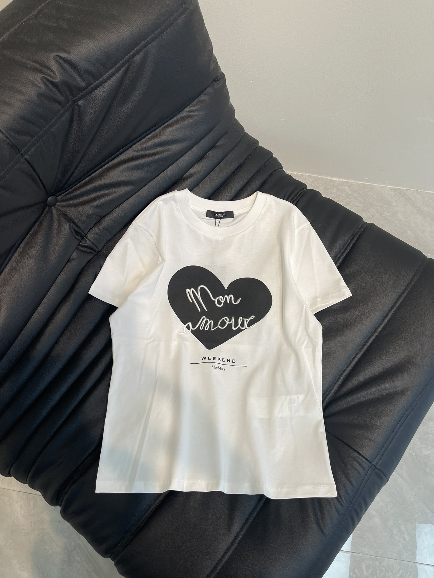 NO:309180,Weeken* Max Mar* 25 spring and summer new style, love-printed letter embroidered round neck short-sleeved T-shirt, classic small round neck design is simple and easy to wear, walking on the street with eye-catching and comfortable appearance!  You will definitely be awesome if you get it. It’s really eye-catching!  SML A, T-shirt,tees,t-shirt,alexander wang19860909Weeken* Max Mar* 25春夏新款 爱心印花字母刺绣圆领短袖T恤 经典小圆领设计简洁好穿 走在街上吸睛度满分颜值与舒适兼具！你们拿到手一定会绝绝子 真的让人眼前一亮！SML A,,T-shirt,tees，t-shirt,alexander wang,Women's clothing