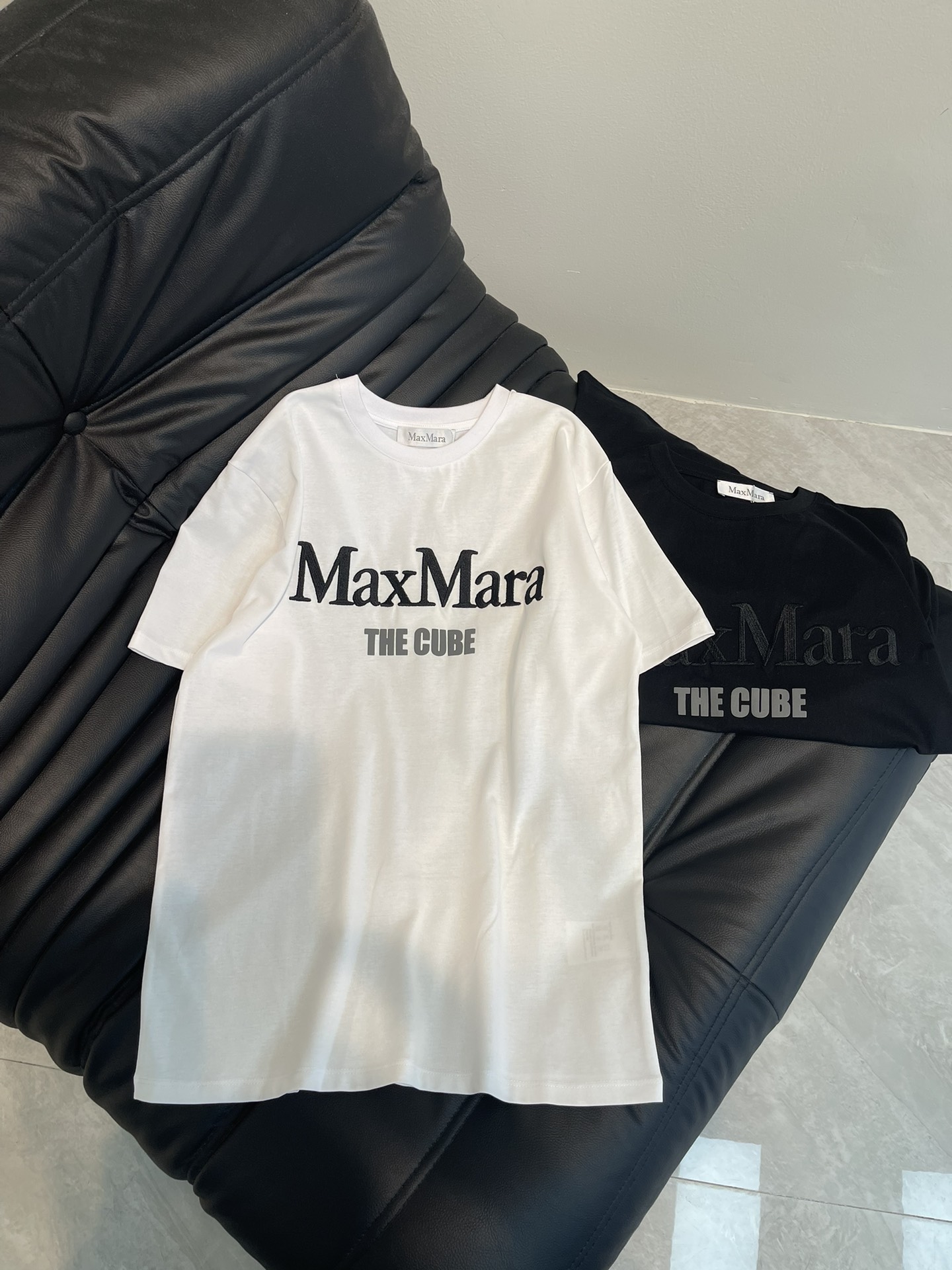 NO:309168,Maxmar*25 spring and summer new letter logo embroidered short-sleeved T-shirt, high-end imported pure cotton fabric, classic style versatile and not picky, and the upper body is very beautiful!  SML A, T-shirt,tees,t-shirt,alexander wang19860909Maxmar*25春夏新款字母logo刺绣短袖T恤,高级进口纯棉面料,经典版型百搭不挑人,上身非常漂亮！SML A,,T-shirt,tees，t-shirt,alexander wang,Women's clothing