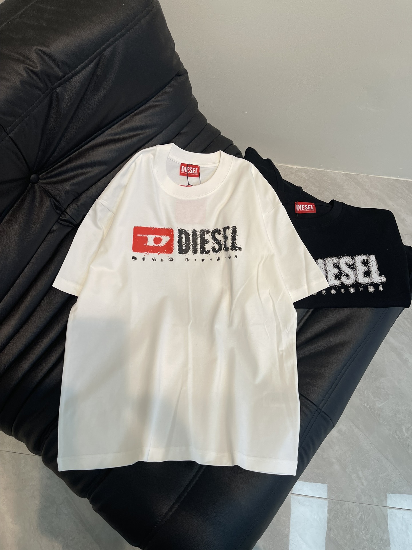 NO:309159,DIESE*Disai's new letter printed short-sleeved T-shirt, fashionable and versatile imported fabric, super soft and delicate, skin-friendly and comfortable to wear, very good on the upper body, essential items for men and women S-XL AA,, T-shirt,tees, t-shirt,alexander wang19860909DIESE*迪赛新款字母印花短袖T恤 时尚百搭爆款进口面料 手感超柔软细腻 穿着亲肤舒适 上身非常赞 男女必备单品 S-XL AA,,T-shirt,tees，t-shirt,alexander wang,Women's clothing