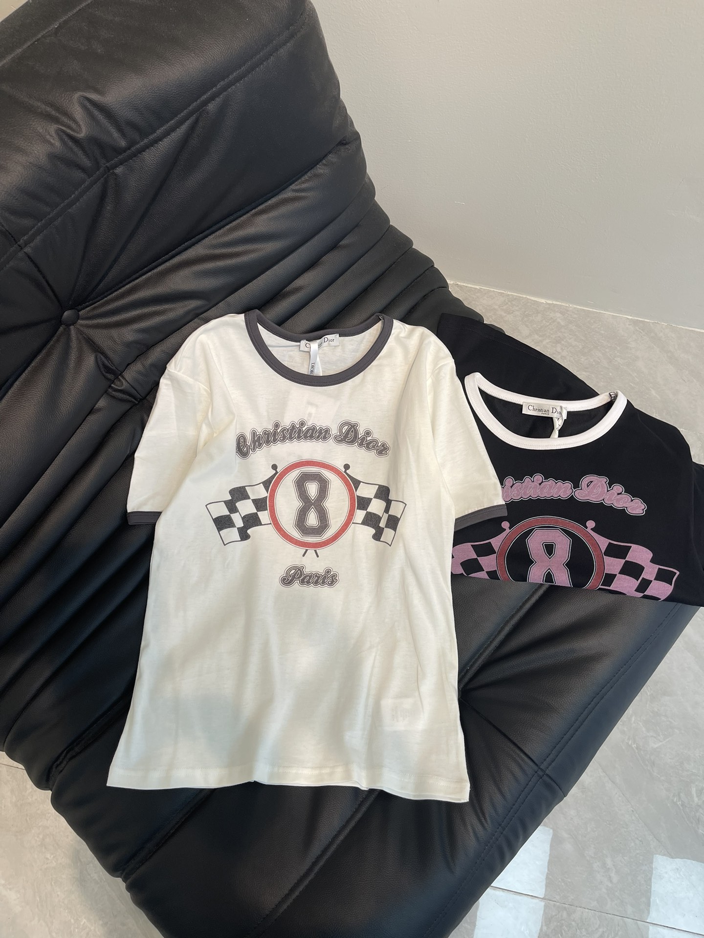 NO:309171,Dio*25 spring and summer new banner letter printed short-sleeved T-shirt, iconic letter logo on the chest, black and white plaid racing elements embellishment, high-end imported pure cotton fabric, create a personalized style at will, and the inner wear is brilliant and fashionable. SML,,dior,T-shirt,tees,t-shirt,alexander wang19860909Dio*25春夏新款旗帜字母印花短袖T恤,胸前标志性字母徽标黑白格纹赛车元素点缀,高级进口纯棉面料,随心打造个性风格,单穿内搭都出彩时髦.SML,,dior,T-shirt,tees，t-shirt,alexander wang,Women's clothing