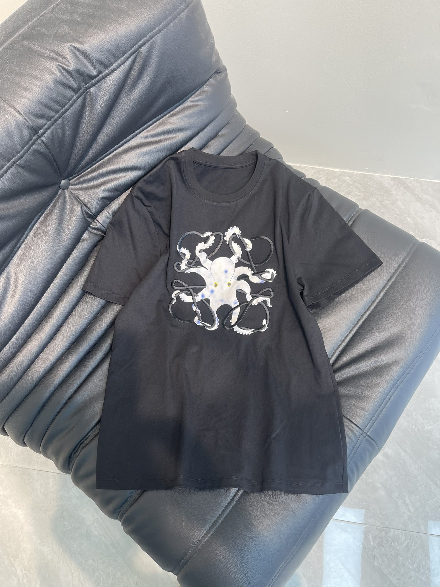NO:309140,Loew* New Spring and Summer 25 Octopus Printed Embroidered Short Sleeve T-shirt!  Twill cotton material, breathable and comfortable, full texture. The octopus printed pattern on the chest, paired with the iconic embroidered logo decoration, the pattern is clear and the line feel is strong and three-dimensional. The high-end design feels full. The inner wear is brilliant and fashionable, and it is very recognizable. The same style as men and women!  SML A, loewe, T-shirt,tees, t-shirt,alexander wang19860909Loew* 25春夏新款 八爪鱼印花刺绣短袖T恤！斜纹全棉材质,透气舒适,质感十足 胸前八爪鱼印花图案,搭配标志性刺绣徽标装饰,图案清晰且线条感和立体感强 高级设计感拉满,单穿内搭都出彩时髦,非常具有辨识度 男女同款！SML A,,loewe,T-shirt,tees，t-shirt,alexander wang,Women's clothing