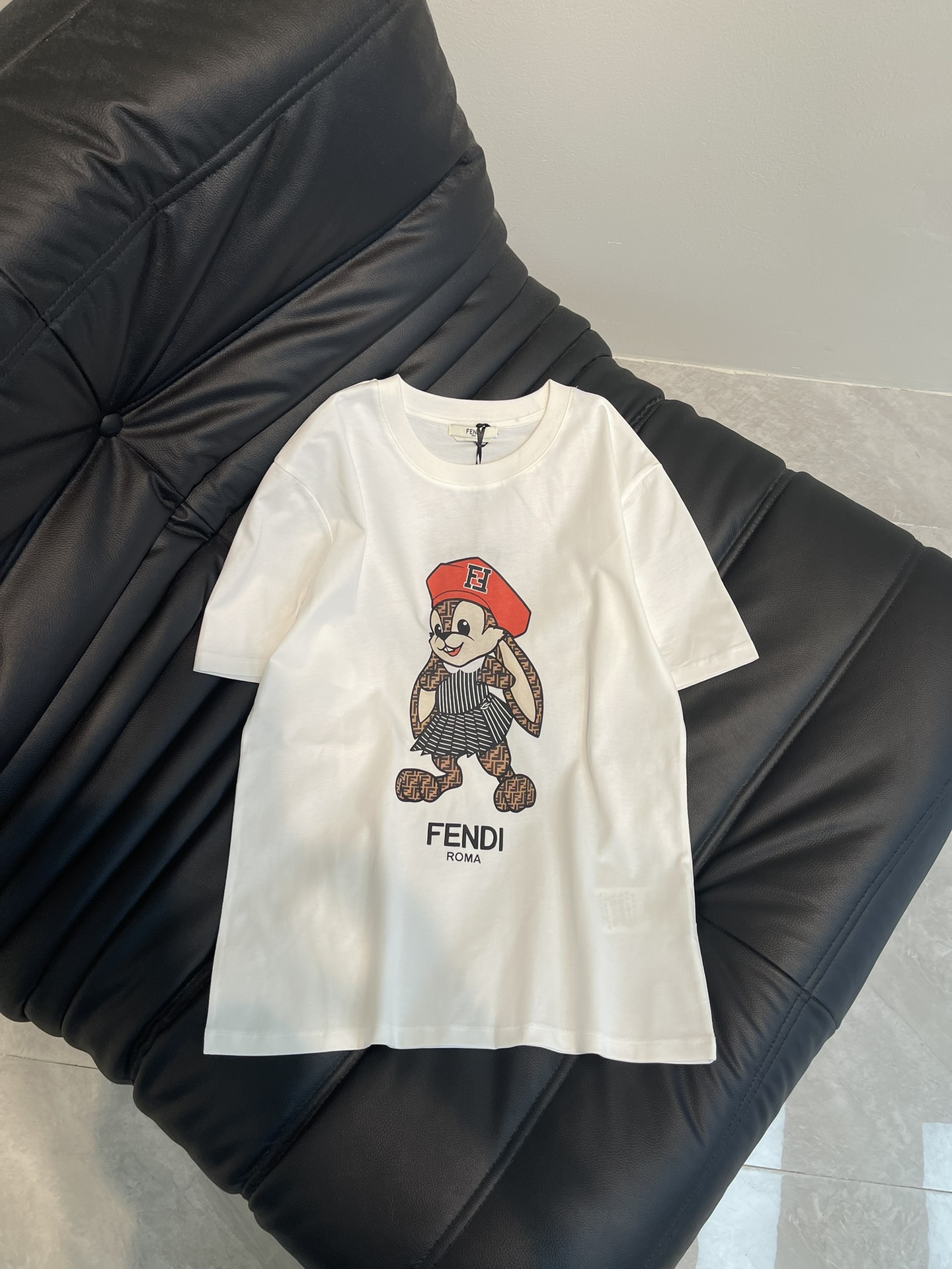 NO:309177,Fend*25 spring and summer new rabbit short-sleeved T-shirt, high-end imported mercerized cotton fabric, the classic style is versatile and not picky, and the upper body is very beautiful!  SML, fendi, T-shirt,tees, t-shirt,alexander wang19860909Fend*25春夏新款兔子短袖T恤,高级进口丝光棉面料,经典版型百搭不挑人,上身非常漂亮！SML,,fendi,T-shirt,tees，t-shirt,alexander wang,Women's clothing